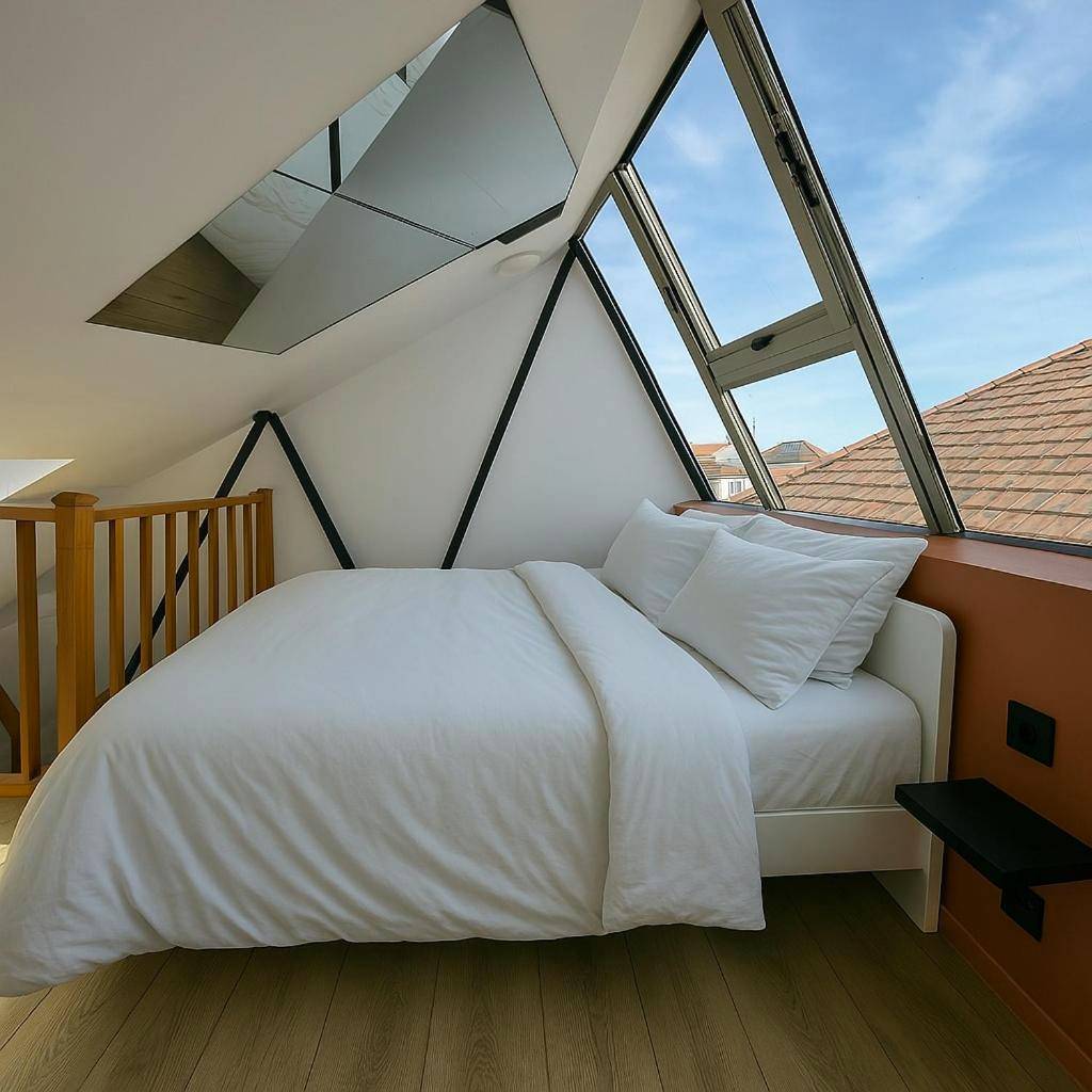 Lit double sous verrière avec miroir au plafond - Loft avec Jaccuzi