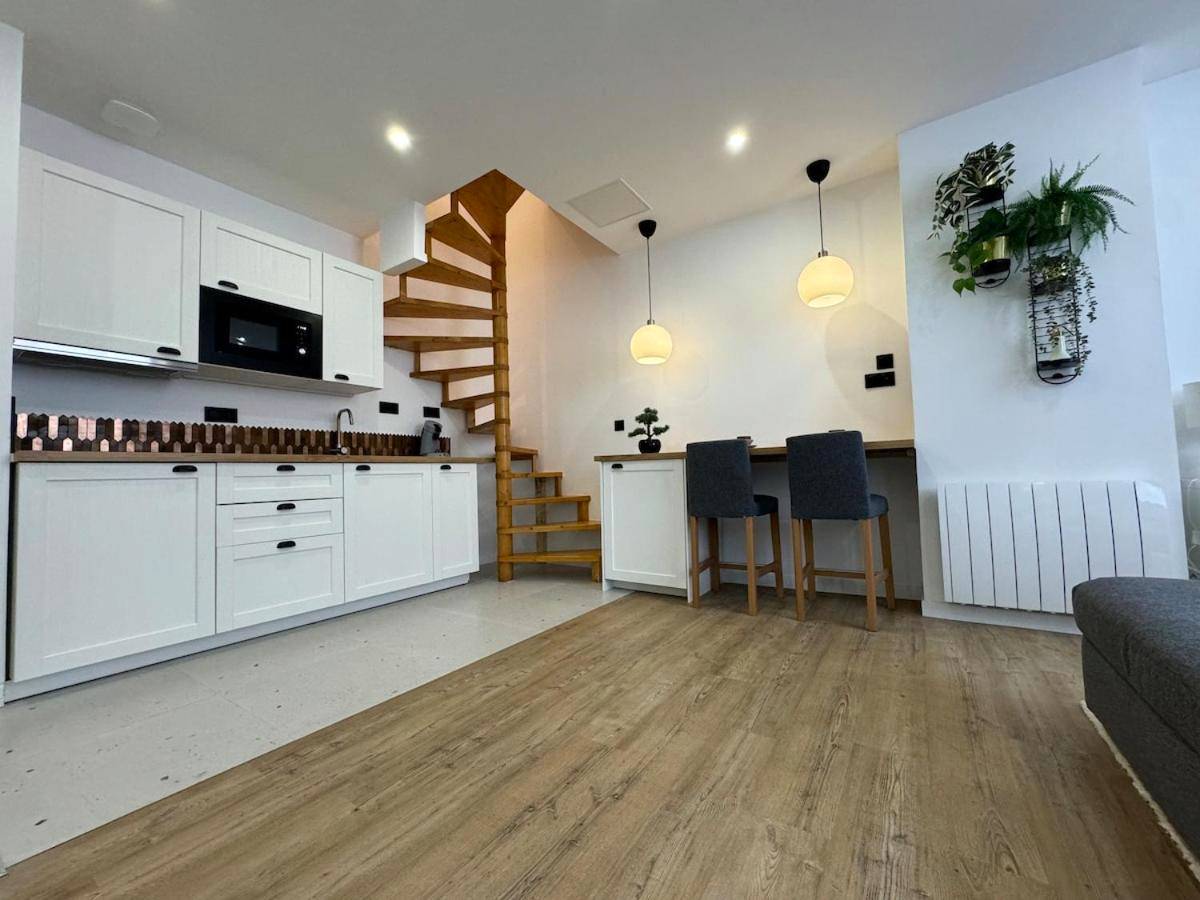 Cuisine équipée et coin repas avec tabourets - Loft avec Jaccuzi