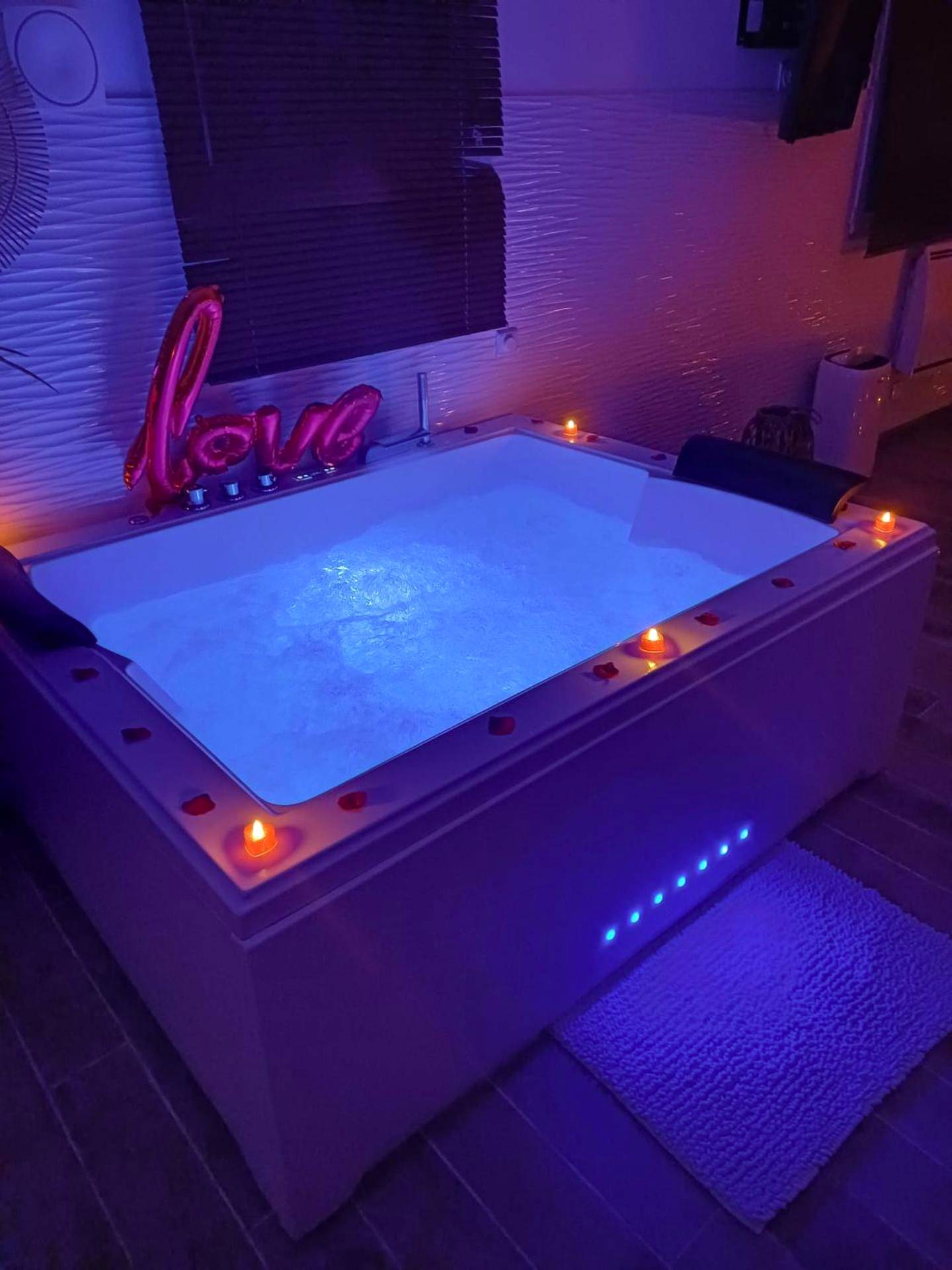Jacuzzi privatif avec bougies et lumière bleue - Love Room Saint - Prix - loft avec jacuzzi et jardin privatif love room...