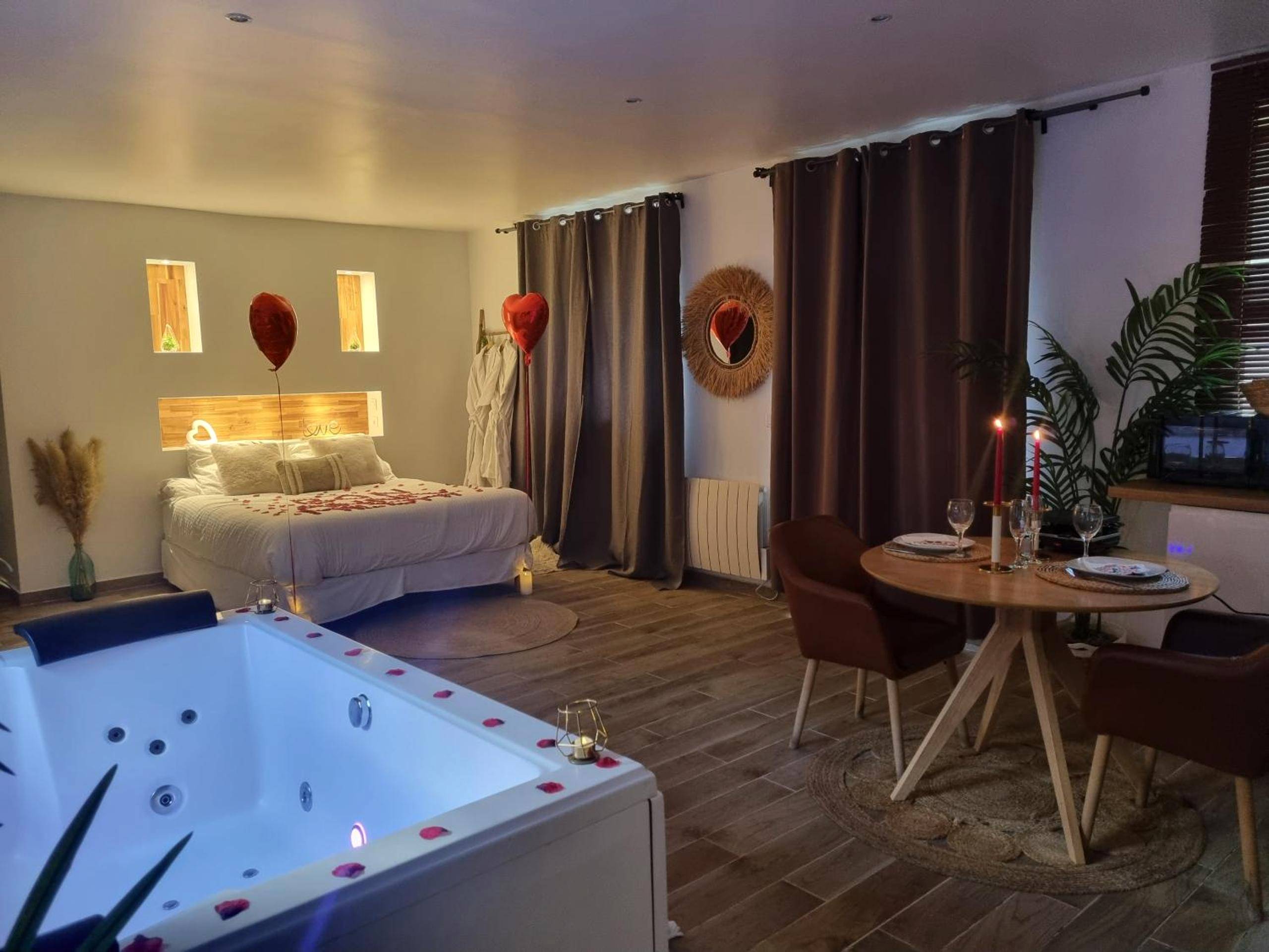 Suite romantique avec lit, jacuzzi et coin repas - loft avec jacuzzi et jardin privatif love room de luxe Paris idéal...