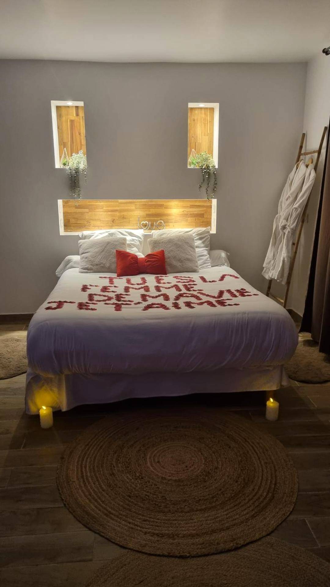 Lit double avec message romantique et bougies - loft avec jacuzzi et jardin privatif love room de luxe Paris idéal Saint...