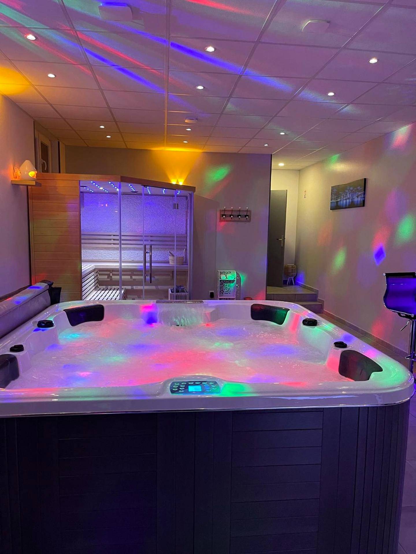 Jacuzzi privatif et sauna avec jeux de lumières - Love Room Saint - Dizier - Loft privatif avec jacuzzi et sauna