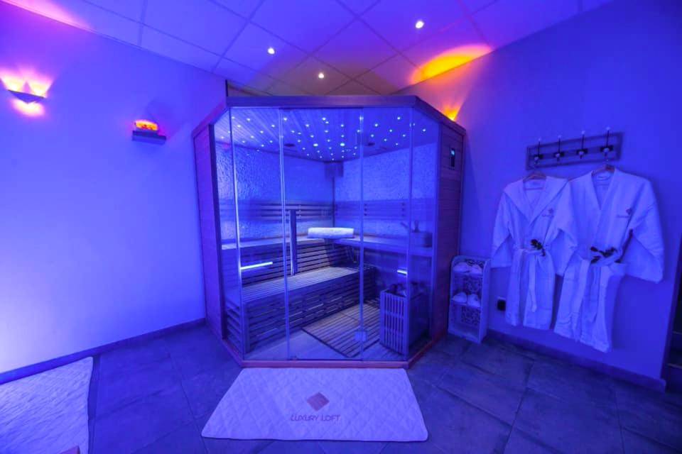 Sauna vitré avec éclairage bleu tamisé - Loft privatif avec jacuzzi et sauna