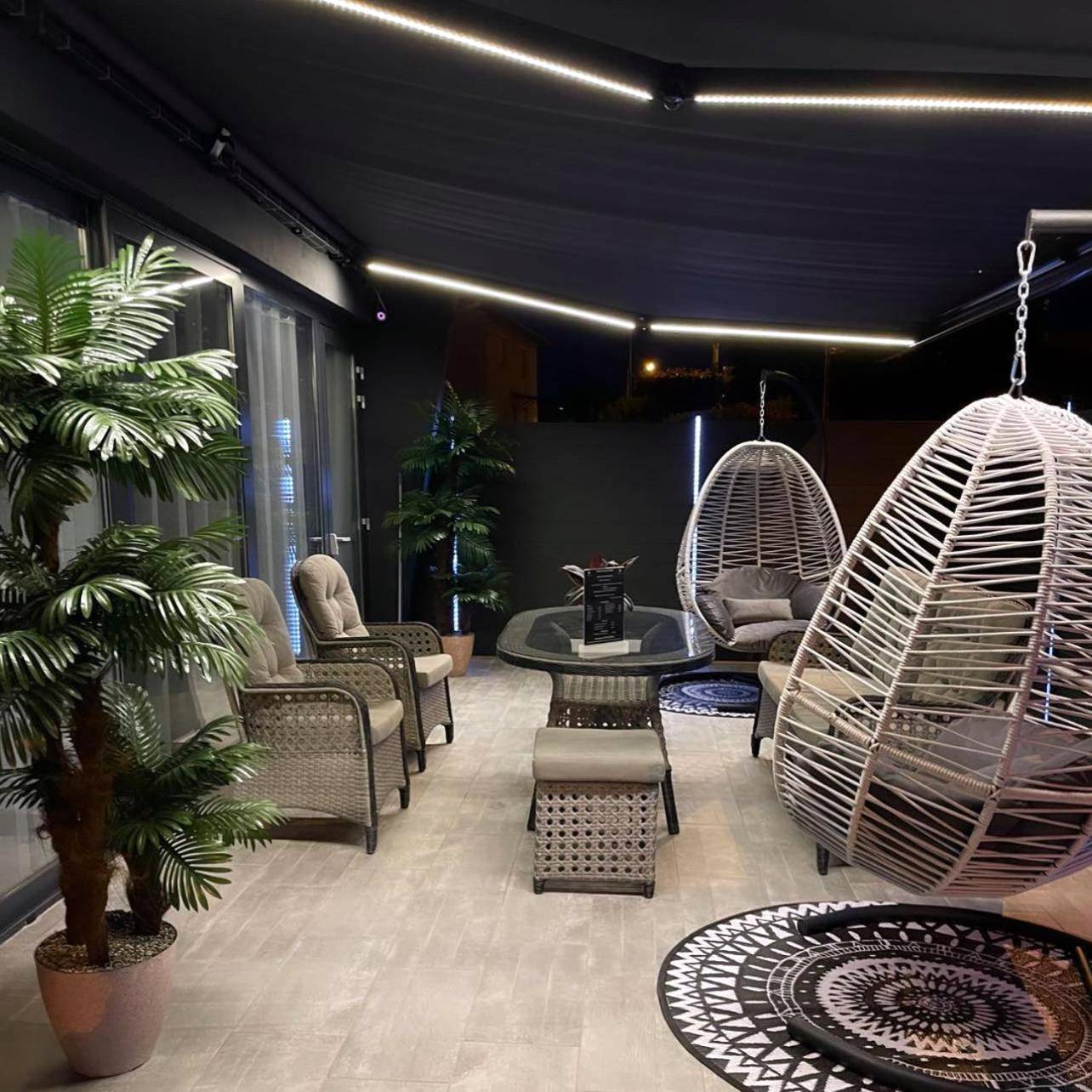 Terrasse aménagée avec fauteuils suspendus - Loft privatif avec jacuzzi et sauna