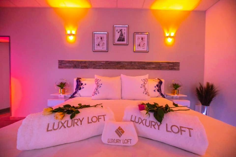 Lit double avec roses et serviettes brodées - Loft privatif avec jacuzzi et sauna
