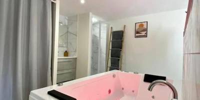 Baignoire balnéo lumineuse et salle d'eau - LOFT Jardin et Spa