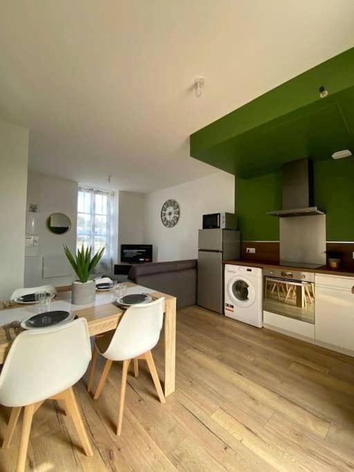Cuisine équipée et coin repas moderne - LOFT Jardin et Spa