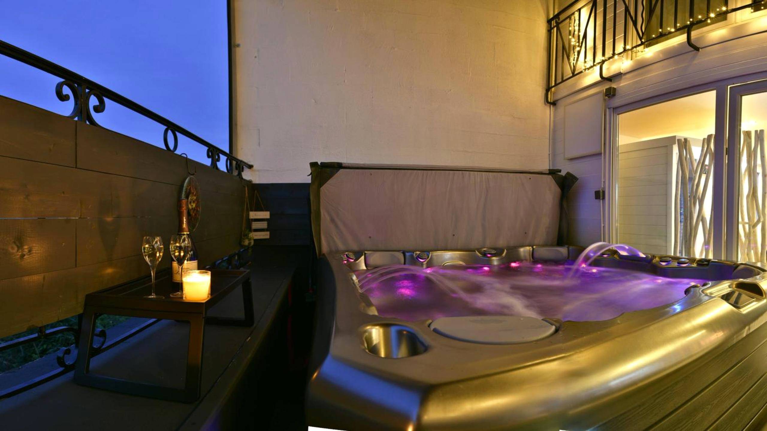Jacuzzi extérieur avec jets et éclairage violet - Love Room Jarville - la - Malgrange - Le LOFT, MoonLOVE, Jacuzzi et...