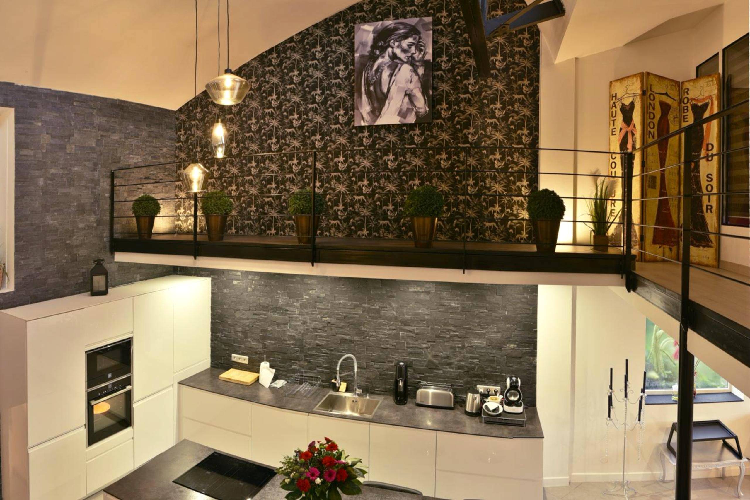 Cuisine moderne ouverte sous mezzanine - Le LOFT, MoonLOVE, Jacuzzi et sauna privatifs sur terrasse, 120m2