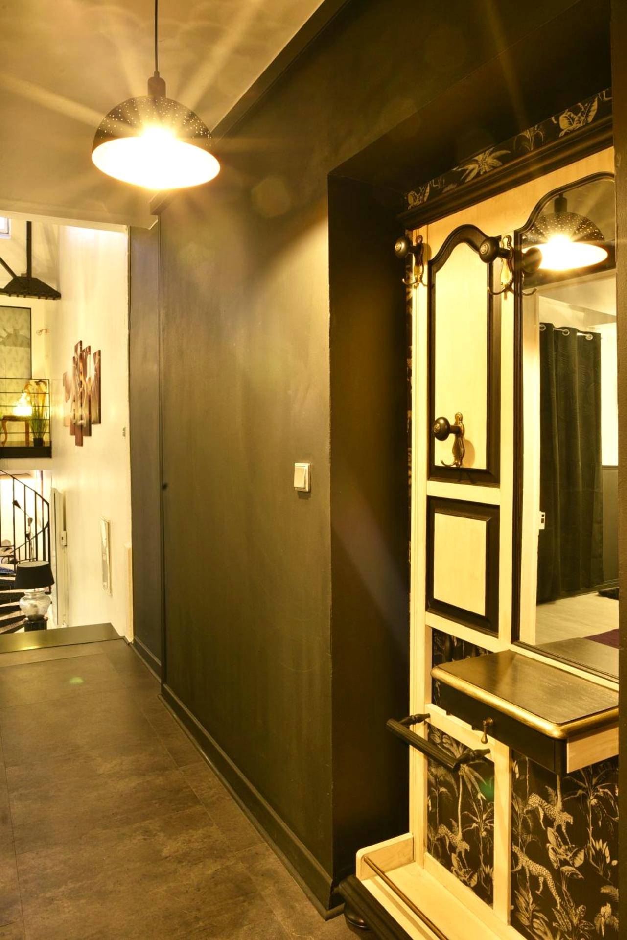 Couloir sombre avec miroir et console design - Le LOFT, MoonLOVE, Jacuzzi et sauna privatifs sur terrasse, 120m2
