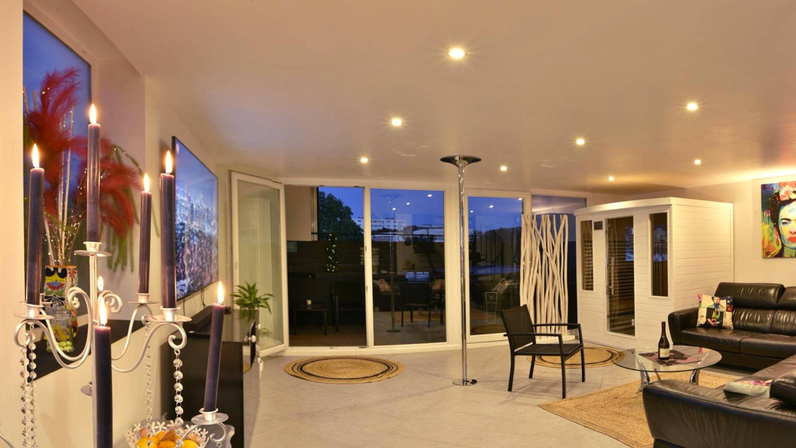 Salon spacieux avec sauna et barre de pole dance - Le LOFT, MoonLOVE, Jacuzzi et sauna privatifs sur terrasse, 120m2