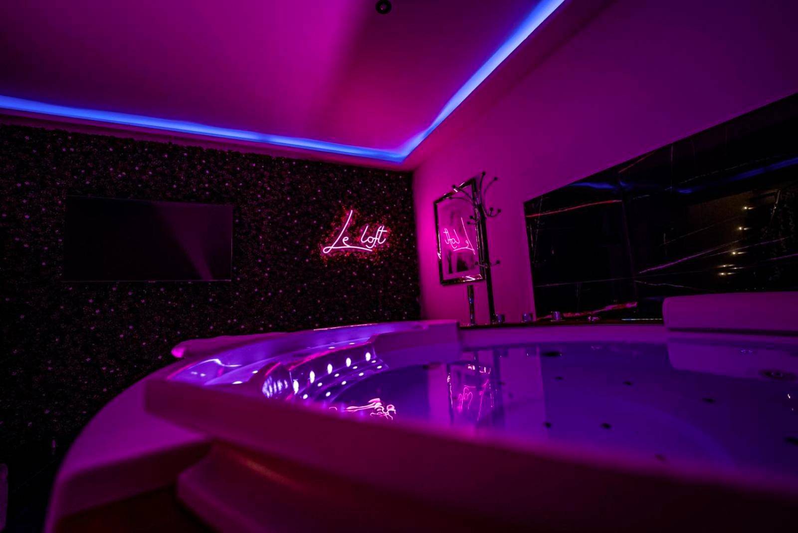 Jacuzzi privatif avec éclairage néon rose - Love Room Nancy - Le Loft Nancy