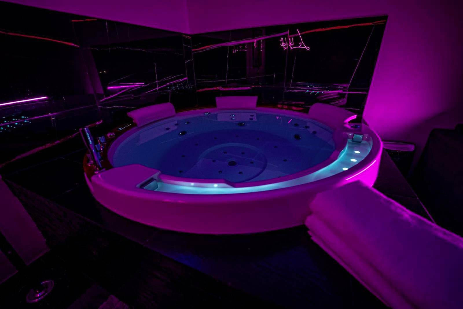 Baignoire balnéo ronde et lumineuse - Le Loft Nancy