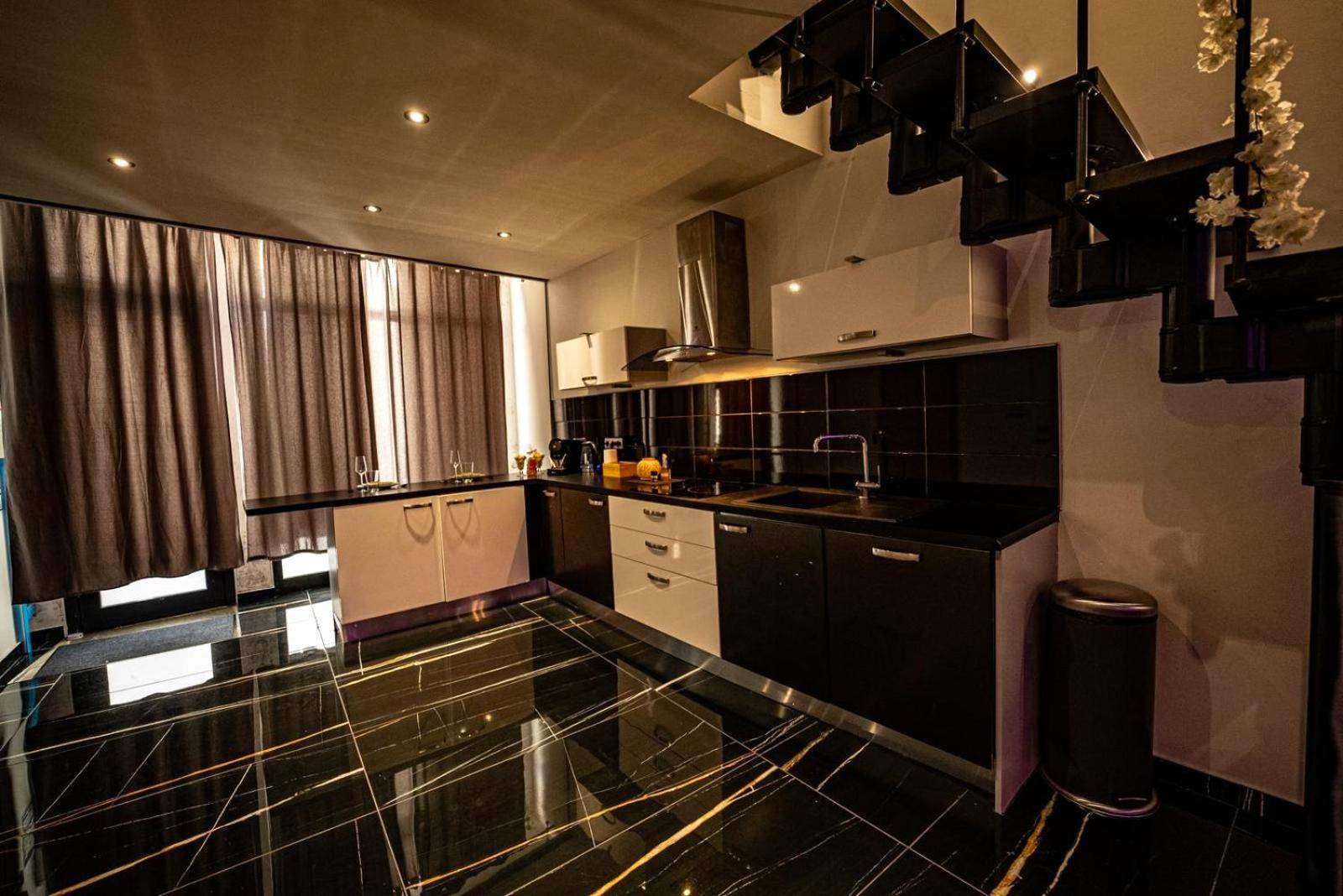 Cuisine équipée moderne avec sol en marbre - Le Loft Nancy