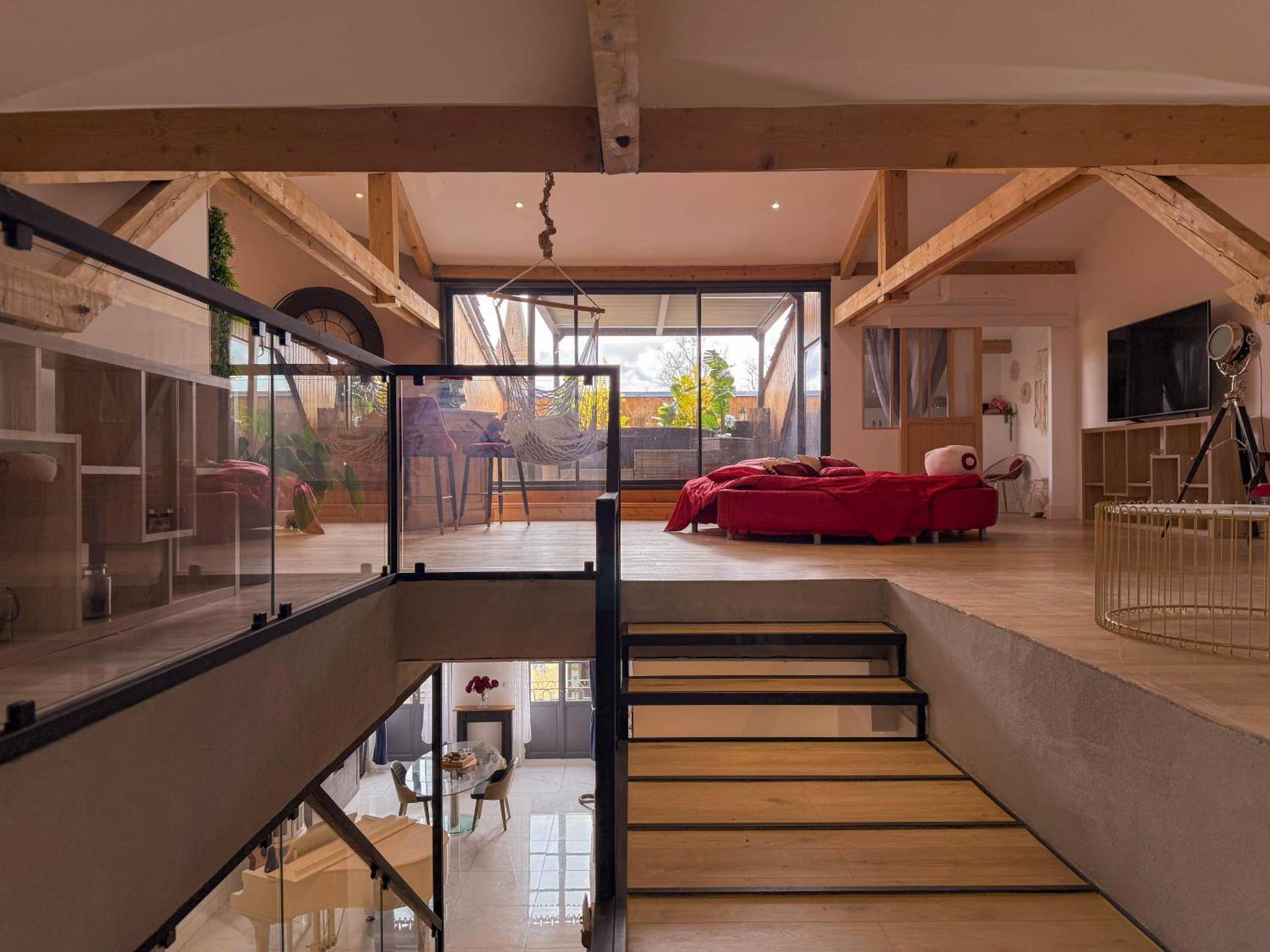 Mezzanine avec escalier bois et garde - corps noir - Le Loft Paradise