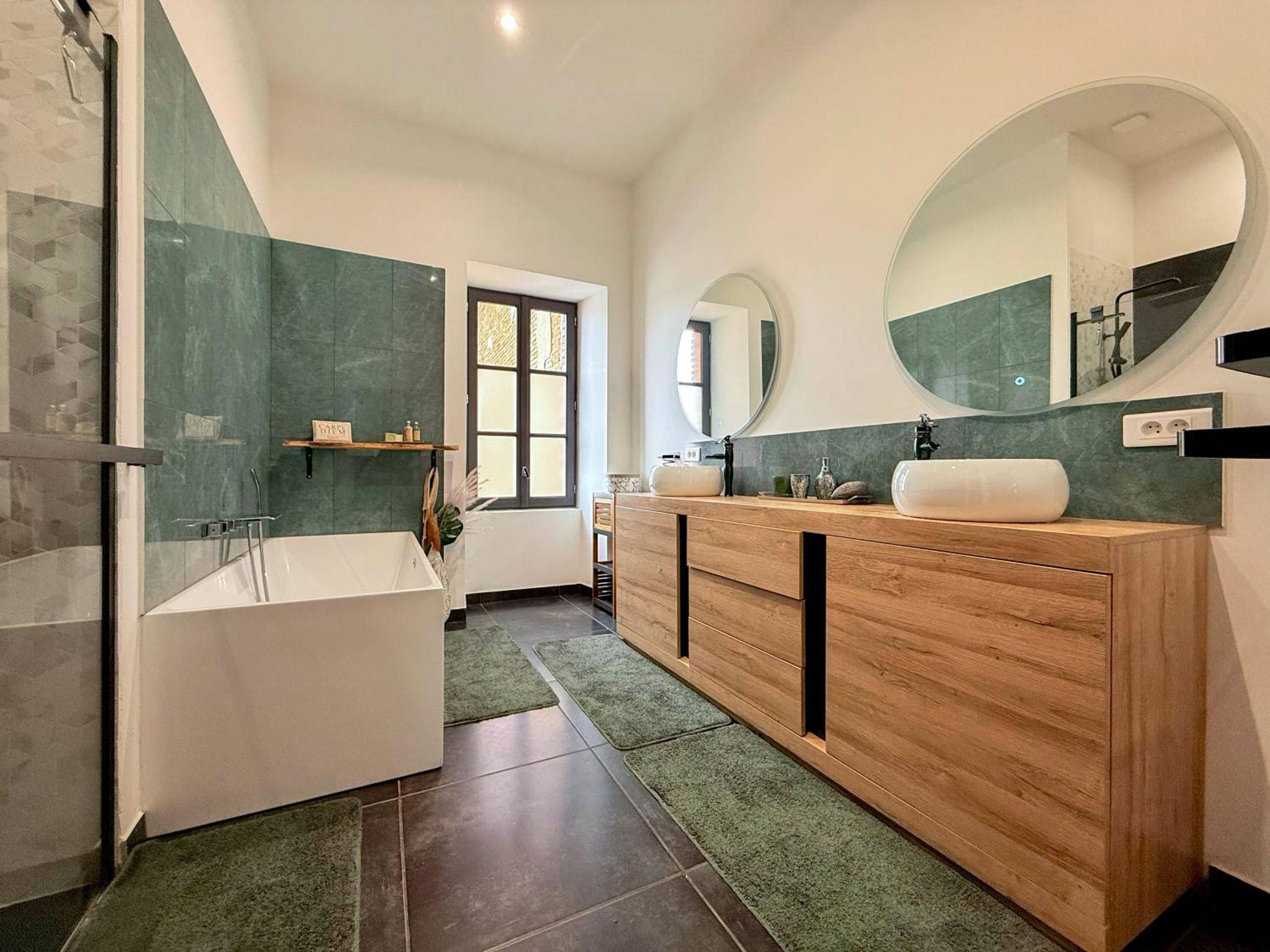 Salle de bain avec baignoire et double vasque - Le Loft Paradise