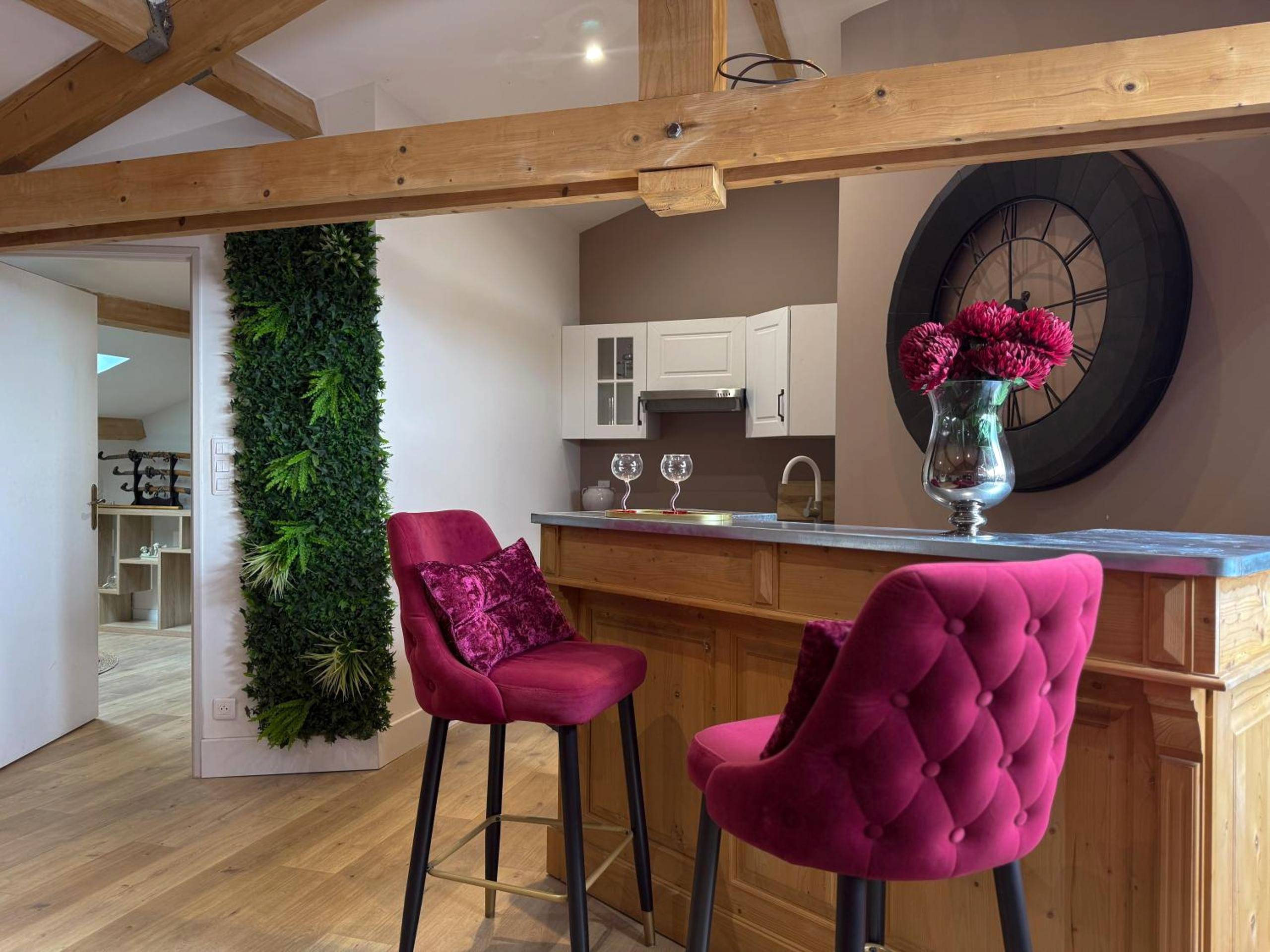 Espace bar avec chaises hautes en velours rose - Le Loft Paradise