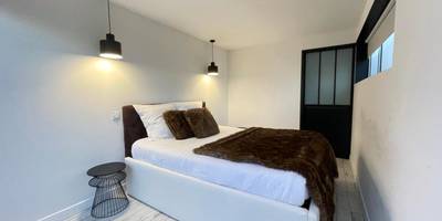 Lit double avec jeté de lit en fourrure - Loft red lights