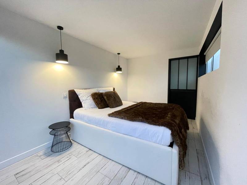 Lit double avec jeté de lit en fourrure - Loft red lights