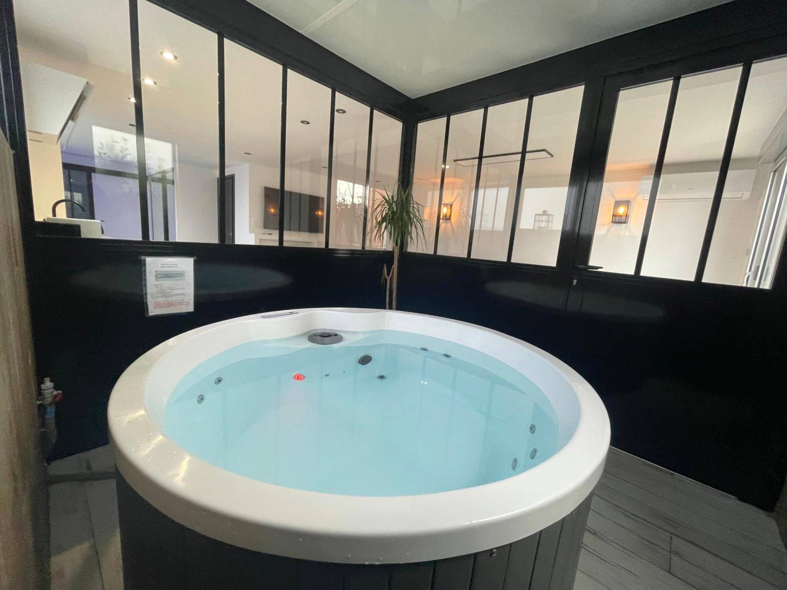 Bassin de jacuzzi avec eau turquoise - Loft red lights
