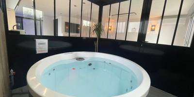 Bassin de jacuzzi avec eau turquoise - Loft red lights