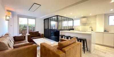 Salon ouvert avec canapés et cuisine équipée - Loft red lights