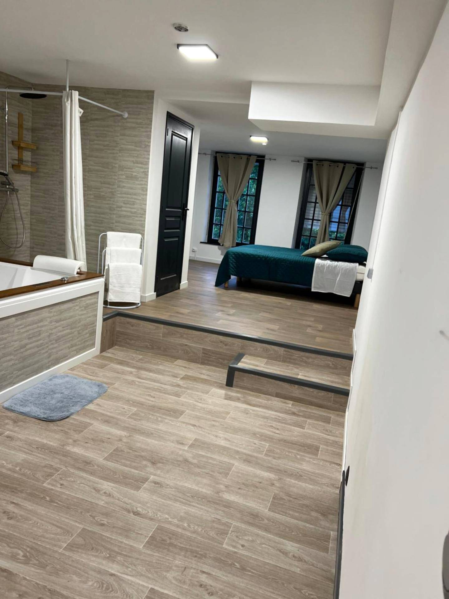 Vue d'ensemble avec jacuzzi et coin nuit - Love Room Amiens - Loft ravissant 45m2 Jacuzzi RVB NIGHT 2 ÉTABLISSEMENT...