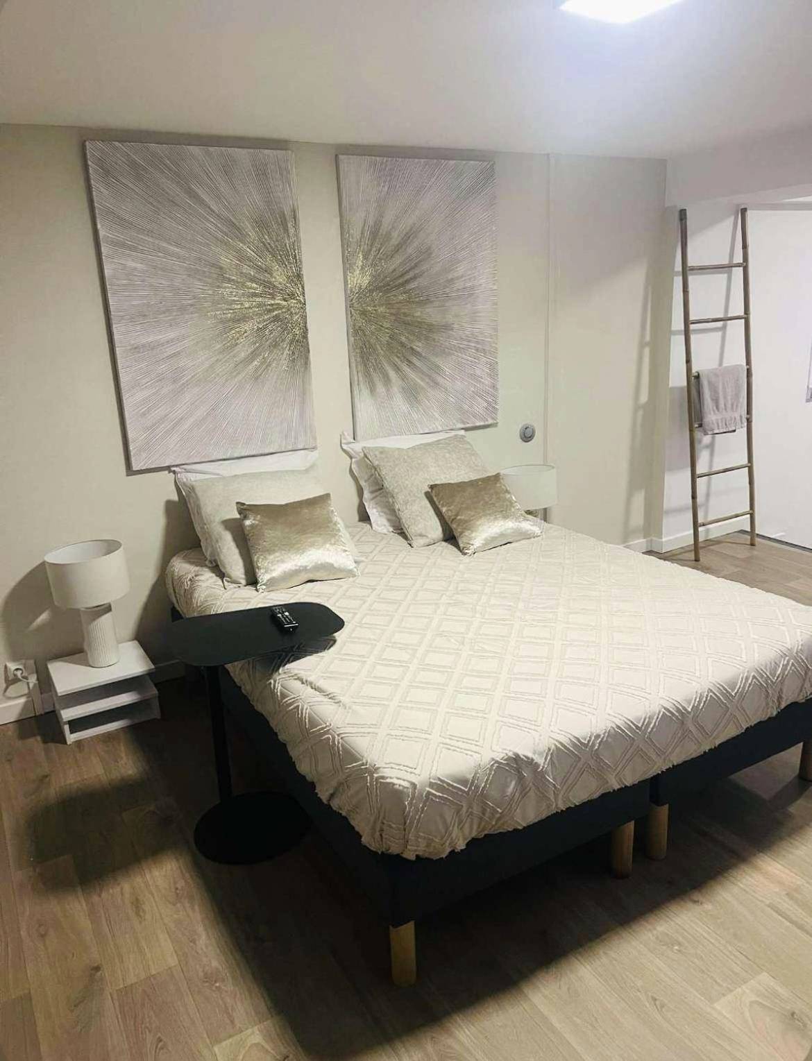 Lit double avec tableaux abstraits dorés - Loft ravissant 45m2 Jacuzzi RVB NIGHT 2 ÉTABLISSEMENT FERMÉ DÉFINITIVEMENT