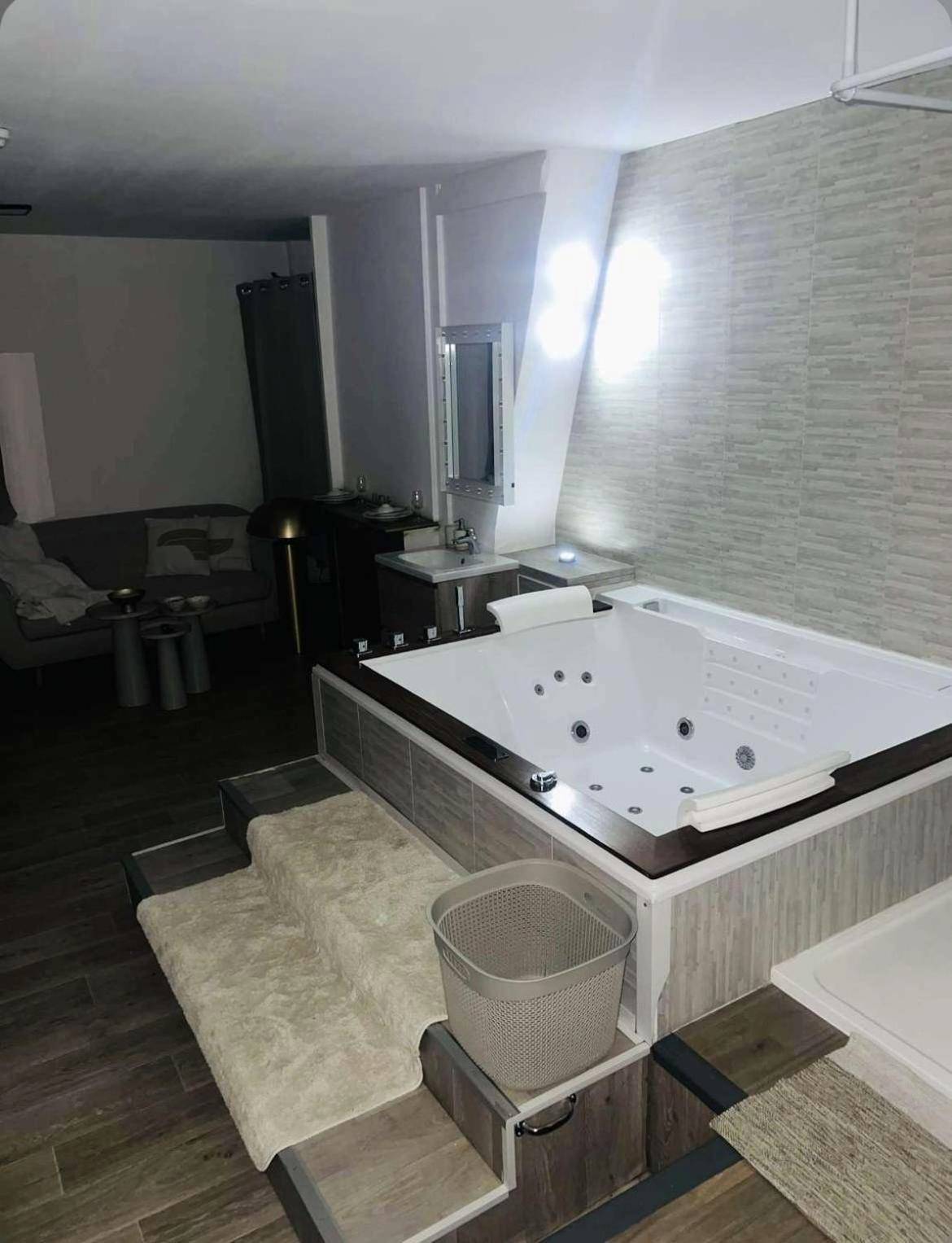 Photo du logement - Loft ravissant 45m2 Jacuzzi RVB NIGHT 2 ÉTABLISSEMENT FERMÉ DÉFINITIVEMENT - Amiens