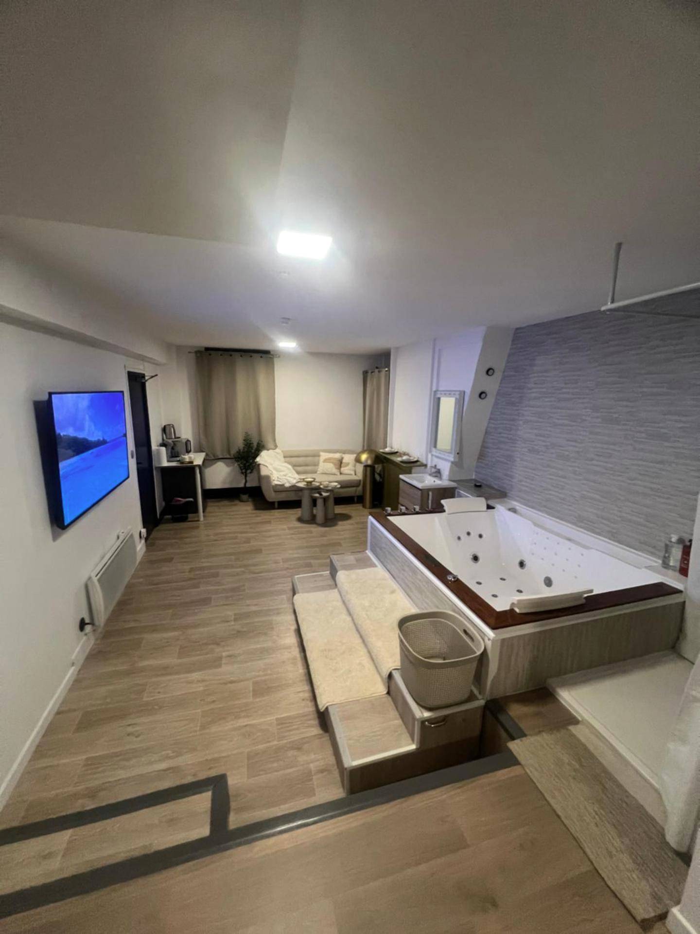 Photo du logement - Loft ravissant 45m2 Jacuzzi RVB NIGHT 2 ÉTABLISSEMENT FERMÉ DÉFINITIVEMENT