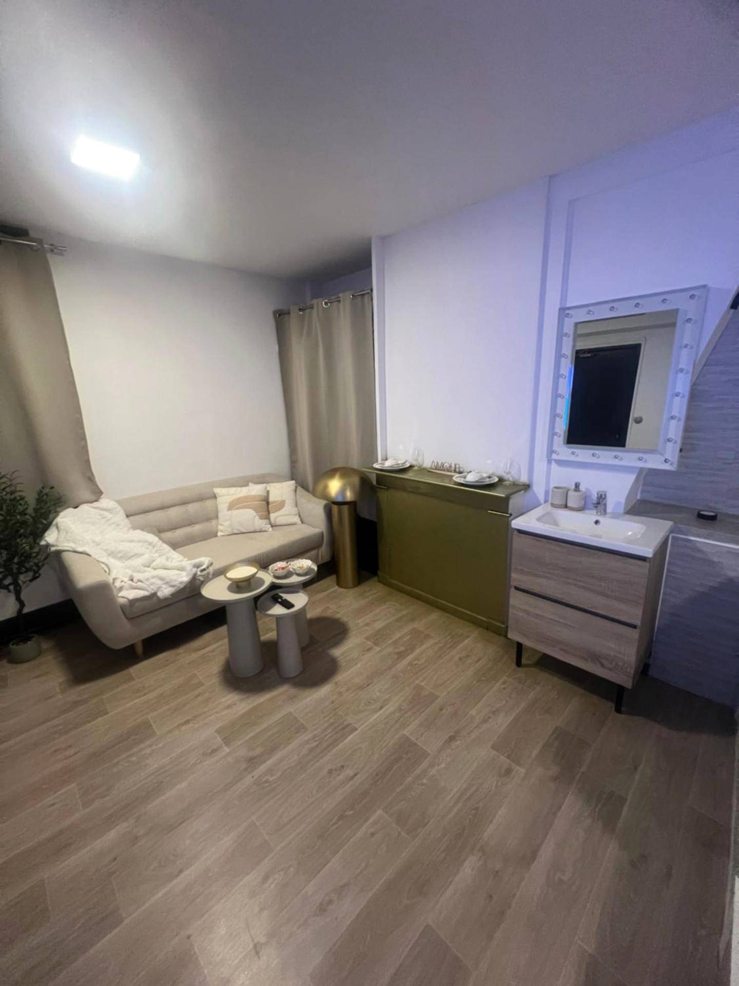 Photo du logement - Loft ravissant 45m2 Jacuzzi RVB NIGHT 2 ÉTABLISSEMENT FERMÉ DÉFINITIVEMENT - Amiens