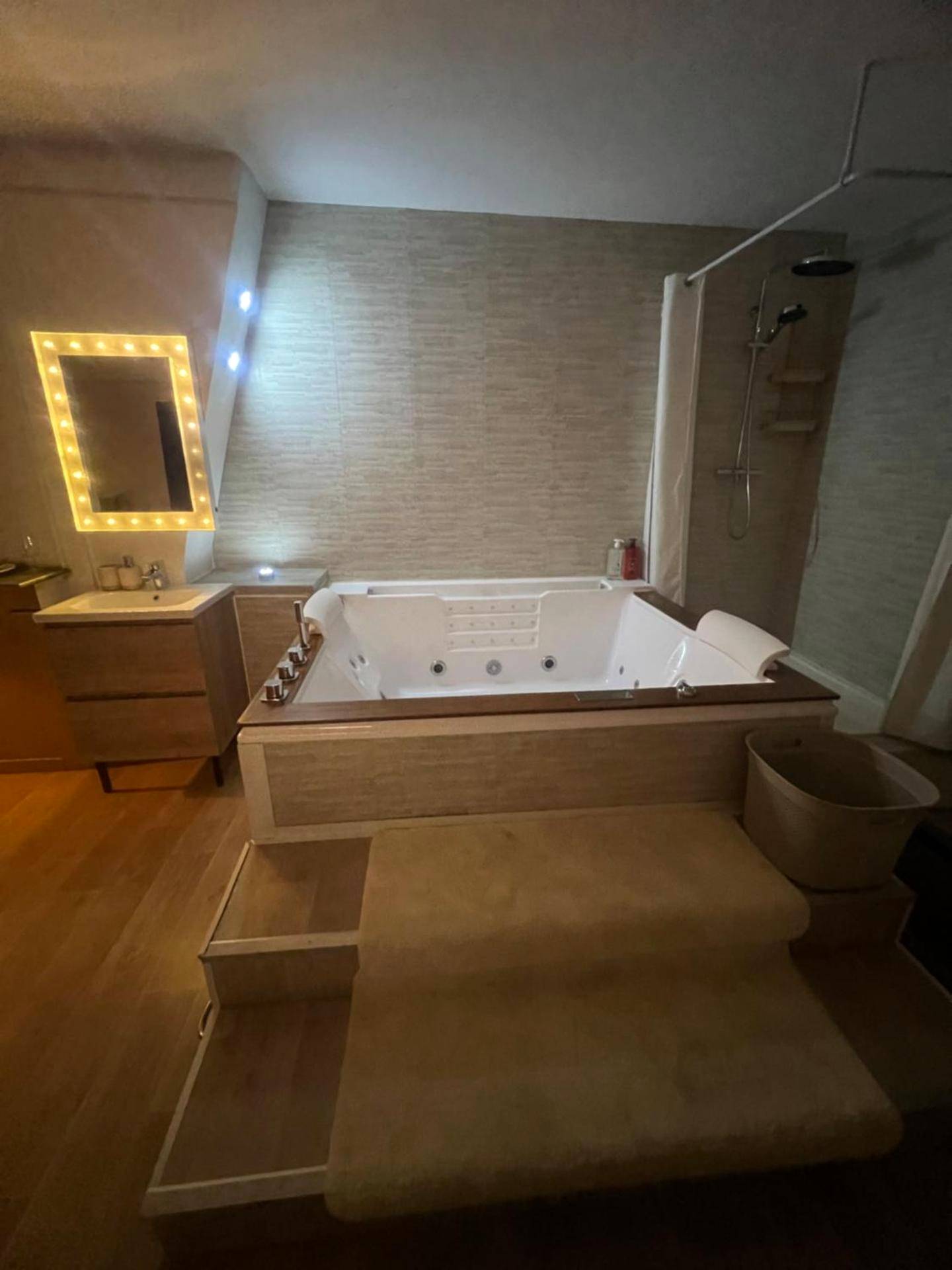 Photo du logement - Loft ravissant 45m2 Jacuzzi RVB NIGHT 2 ÉTABLISSEMENT FERMÉ DÉFINITIVEMENT