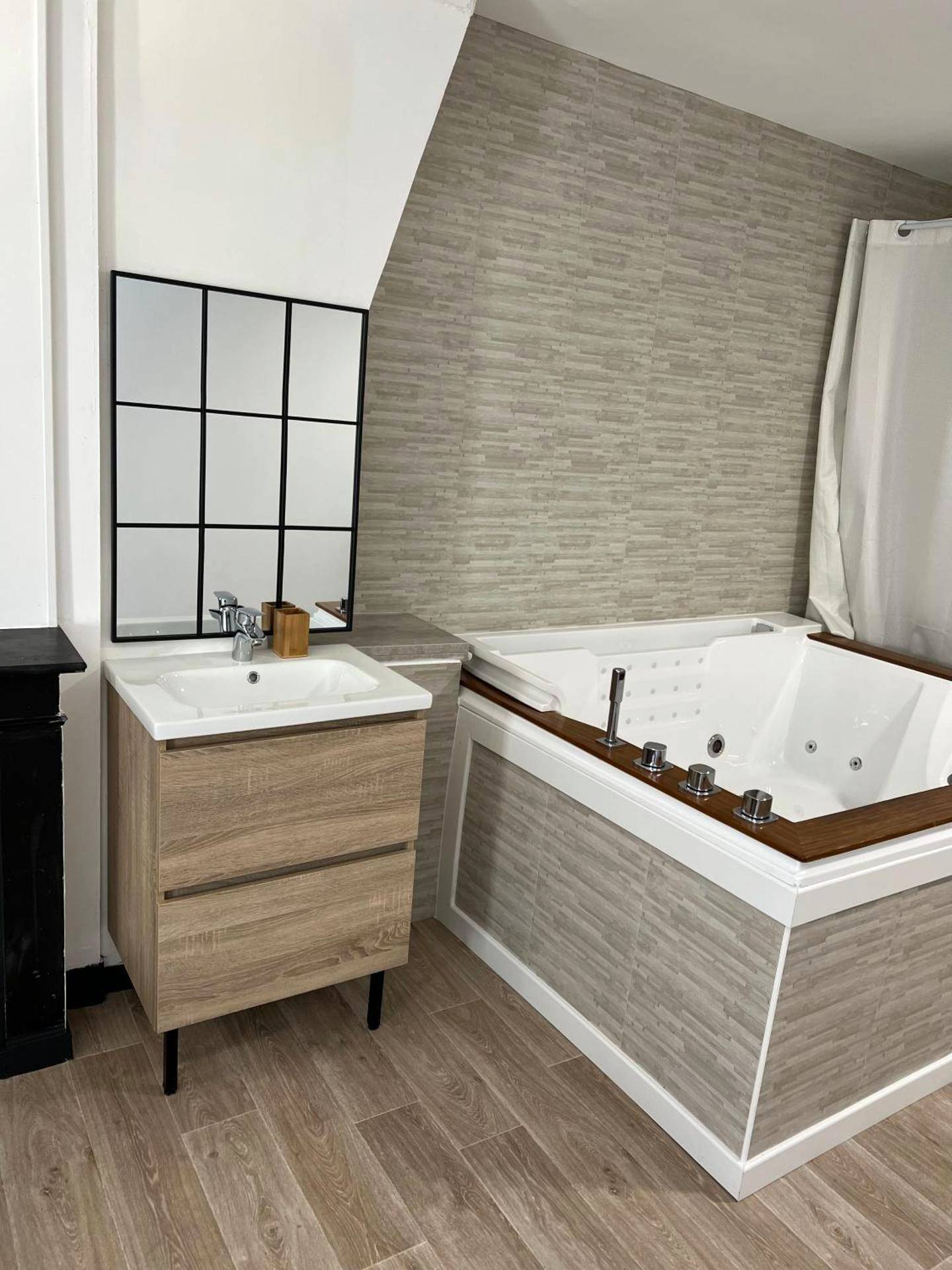 Jacuzzi rectangulaire et meuble vasque bois - Loft ravissant 45m2 Jacuzzi RVB NIGHT 2 ÉTABLISSEMENT FERMÉ DÉFINITIVEMENT