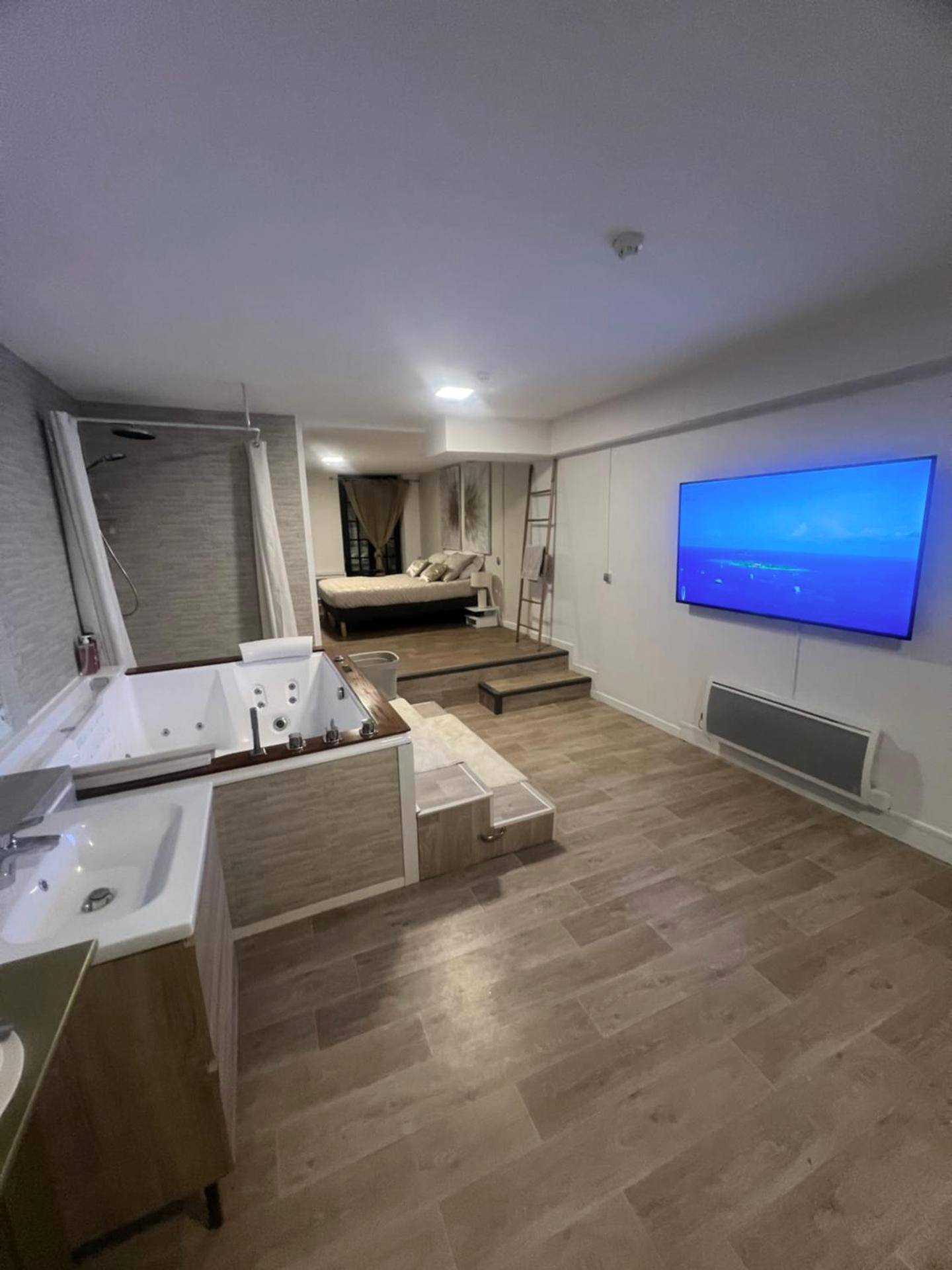 Espace de vie avec grand écran et balnéo - Loft ravissant 45m2 Jacuzzi RVB NIGHT 2 ÉTABLISSEMENT FERMÉ DÉFINITIVEMENT