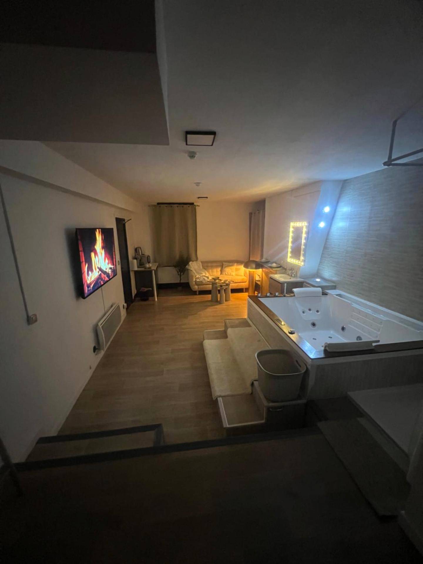 Ambiance tamisée avec jacuzzi et feu de bois - Loft ravissant 45m2 Jacuzzi RVB NIGHT 2 ÉTABLISSEMENT FERMÉ DÉFINITIVEMENT