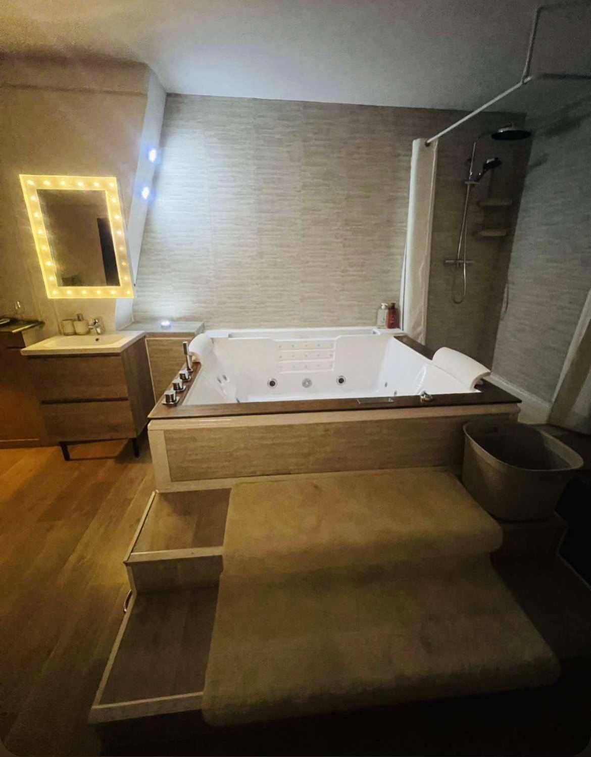 Photo du logement - Loft ravissant 45m2 Jacuzzi RVB NIGHT 2 ÉTABLISSEMENT FERMÉ DÉFINITIVEMENT