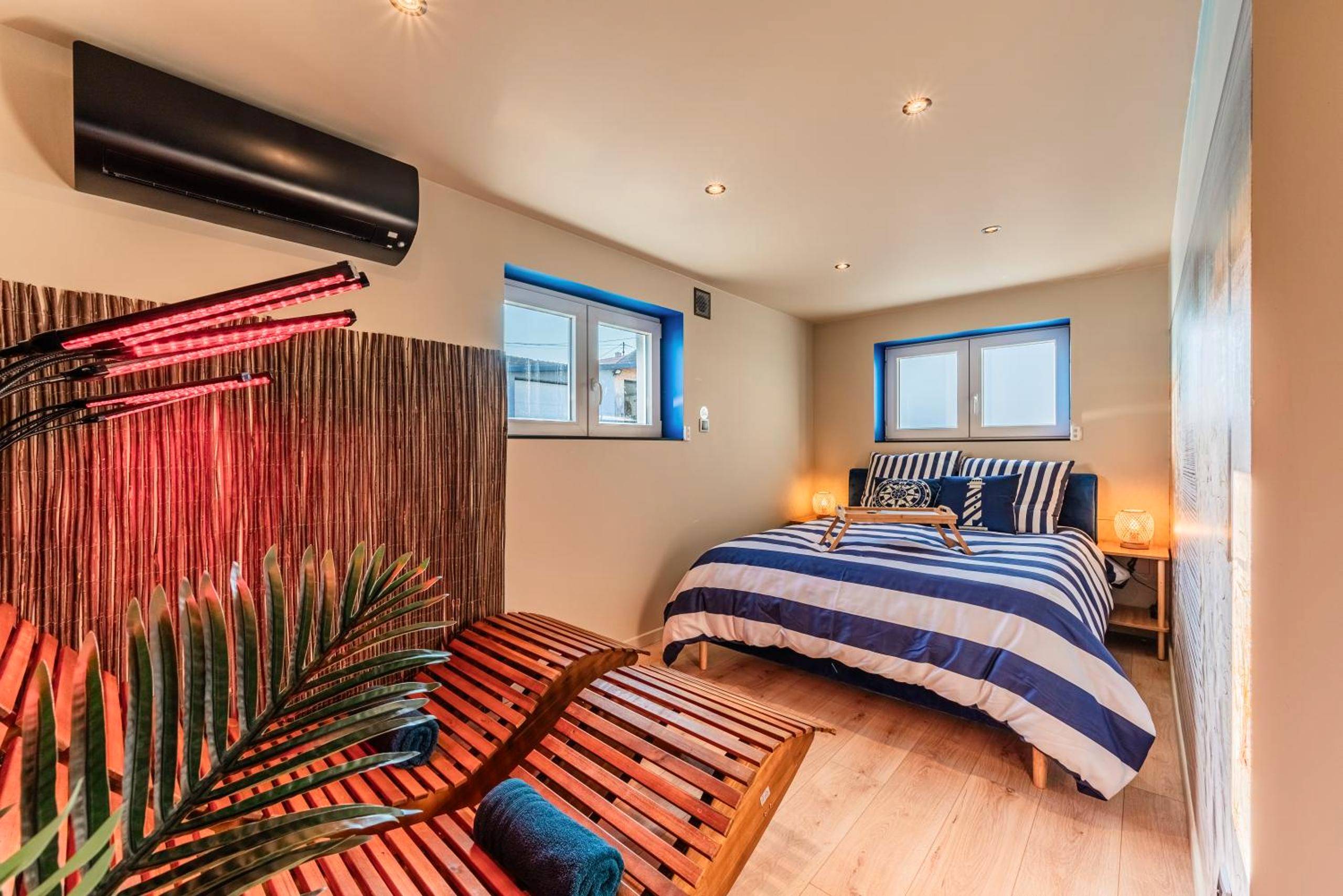 Chambre avec transats en bois et lampe infrarouge - Loft SPA privatif 2 - 4 pers - Jacuzzi & Sauna près de Strasbourg