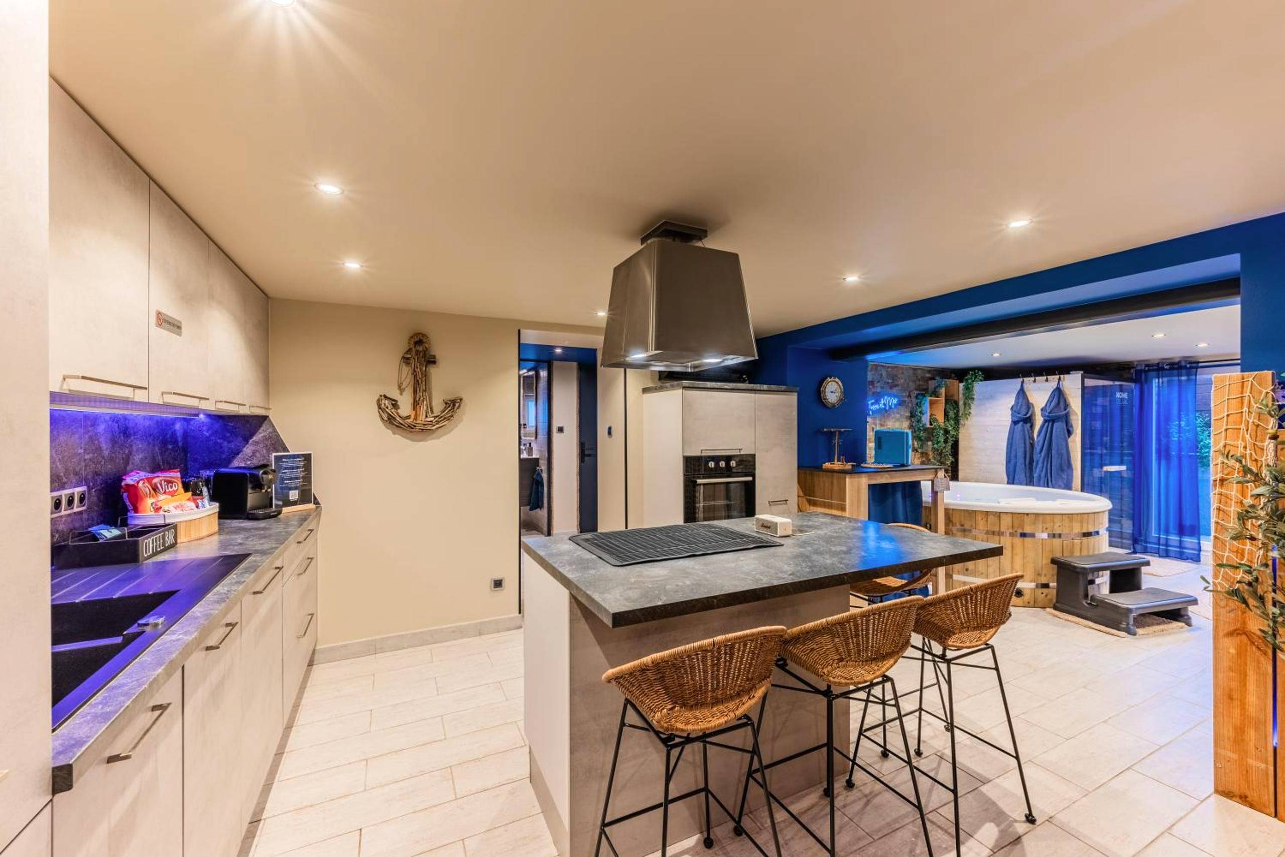Cuisine équipée avec îlot central et tabourets - Loft SPA privatif 2 - 4 pers - Jacuzzi & Sauna près de Strasbourg