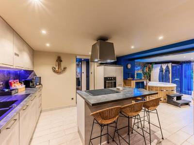 Cuisine équipée avec îlot central et tabourets - Loft SPA privatif 2 - 4 pers - Jacuzzi & Sauna près de Strasbourg