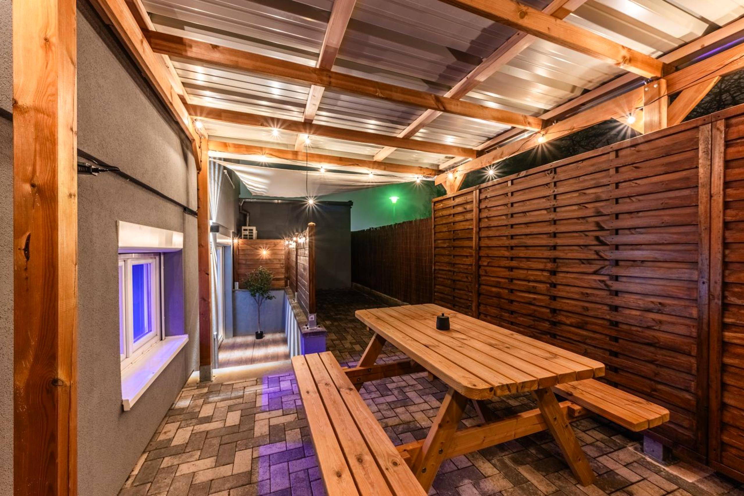 Terrasse couverte avec table de pique - nique - Loft SPA privatif 2 - 4 pers - Jacuzzi & Sauna près de Strasbourg