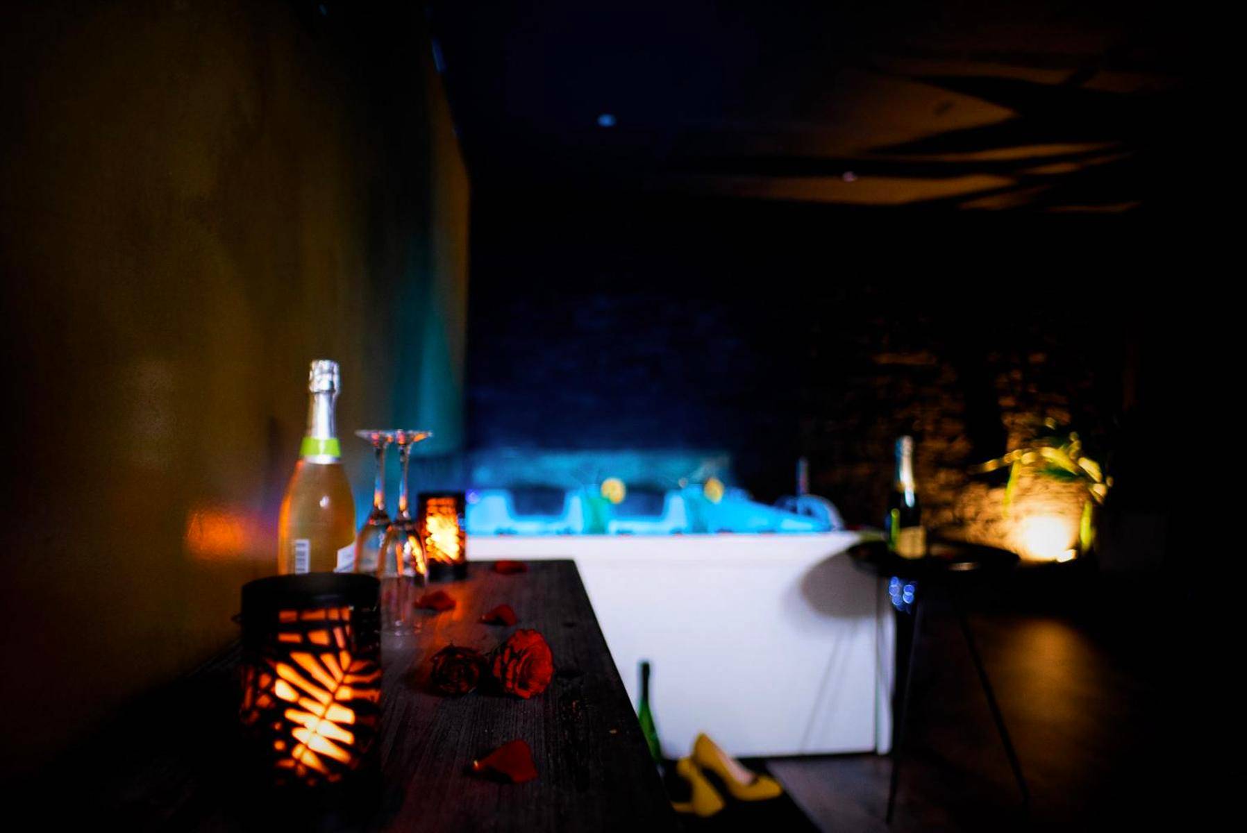 Jacuzzi privatif et bouteille de champagne - Love Room Médis - LOVE Suites & SPA "Le Loft" avec Jacuzzi privatif