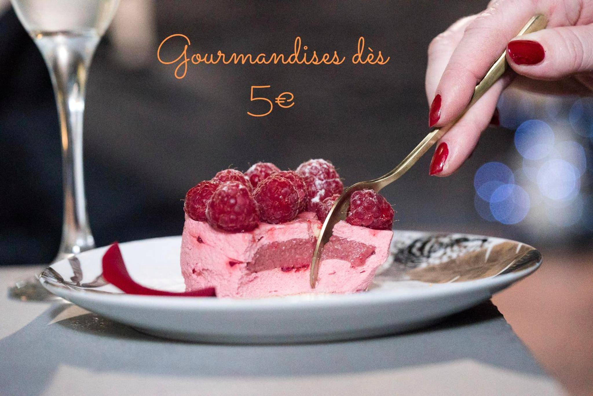 Pâtisserie aux framboises et flûte de bulles - LOVE Suites & SPA "Le Loft" avec Jacuzzi privatif