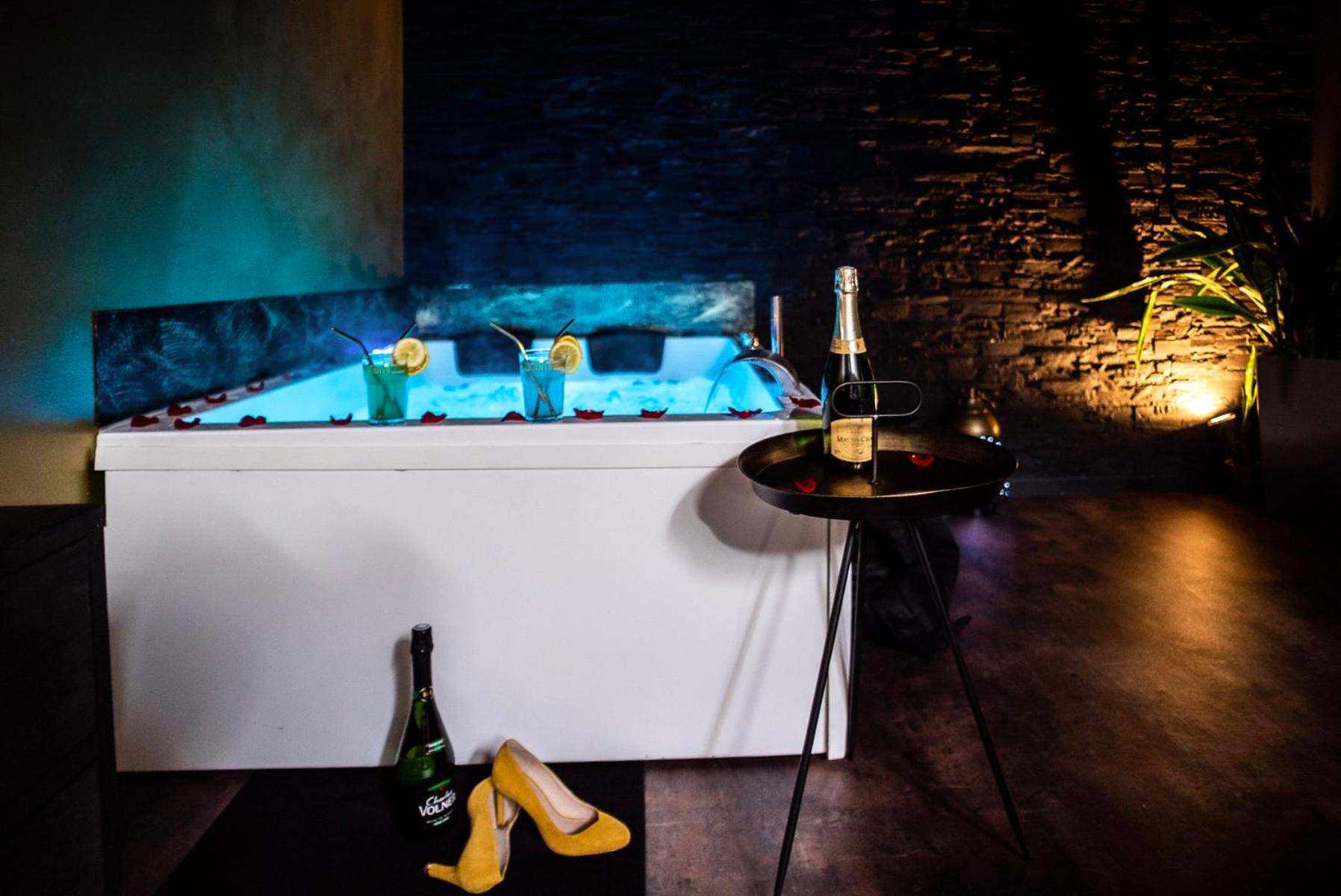 Baignoire balnéo éclairée et cocktails - LOVE Suites & SPA "Le Loft" avec Jacuzzi privatif