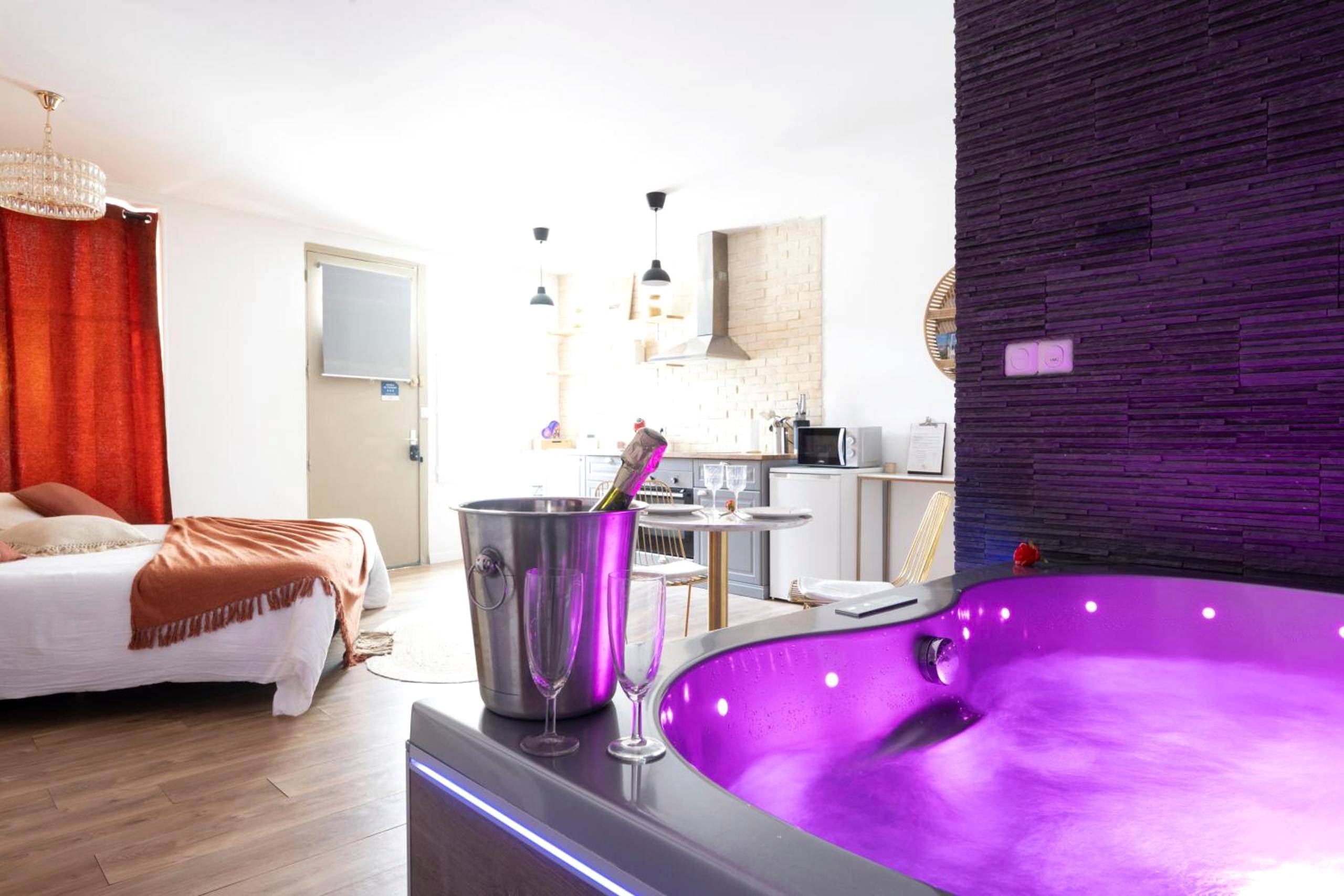 Jacuzzi privatif avec champagne et lit en fond - Love Room Hyères - Loft Romantique - Spa Privatif - Loft Romantique -...