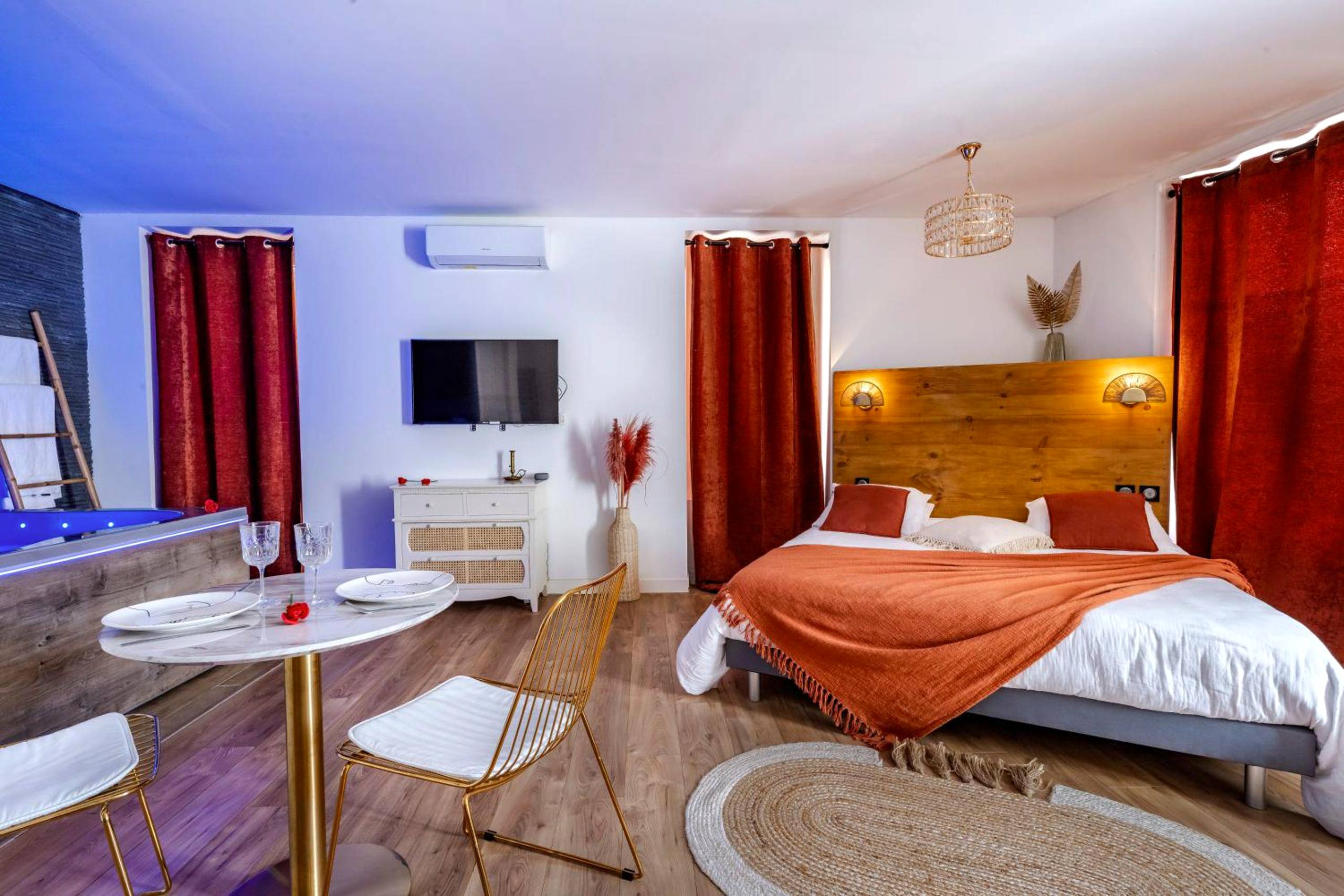 Chambre avec lit double et coin repas - Loft Romantique - Spa Privatif - Loft Romantique - Spa Privatif - Spa Noctambulles