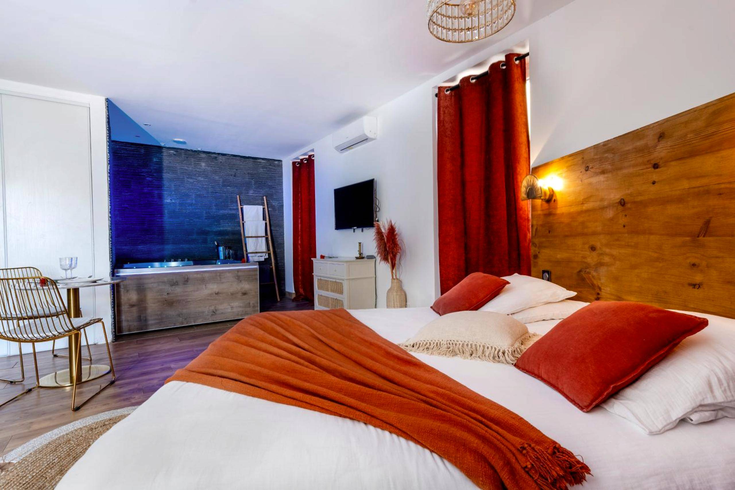 Photo du logement - Loft Romantique - Spa Privatif - Spa Noctambulles - Hyères