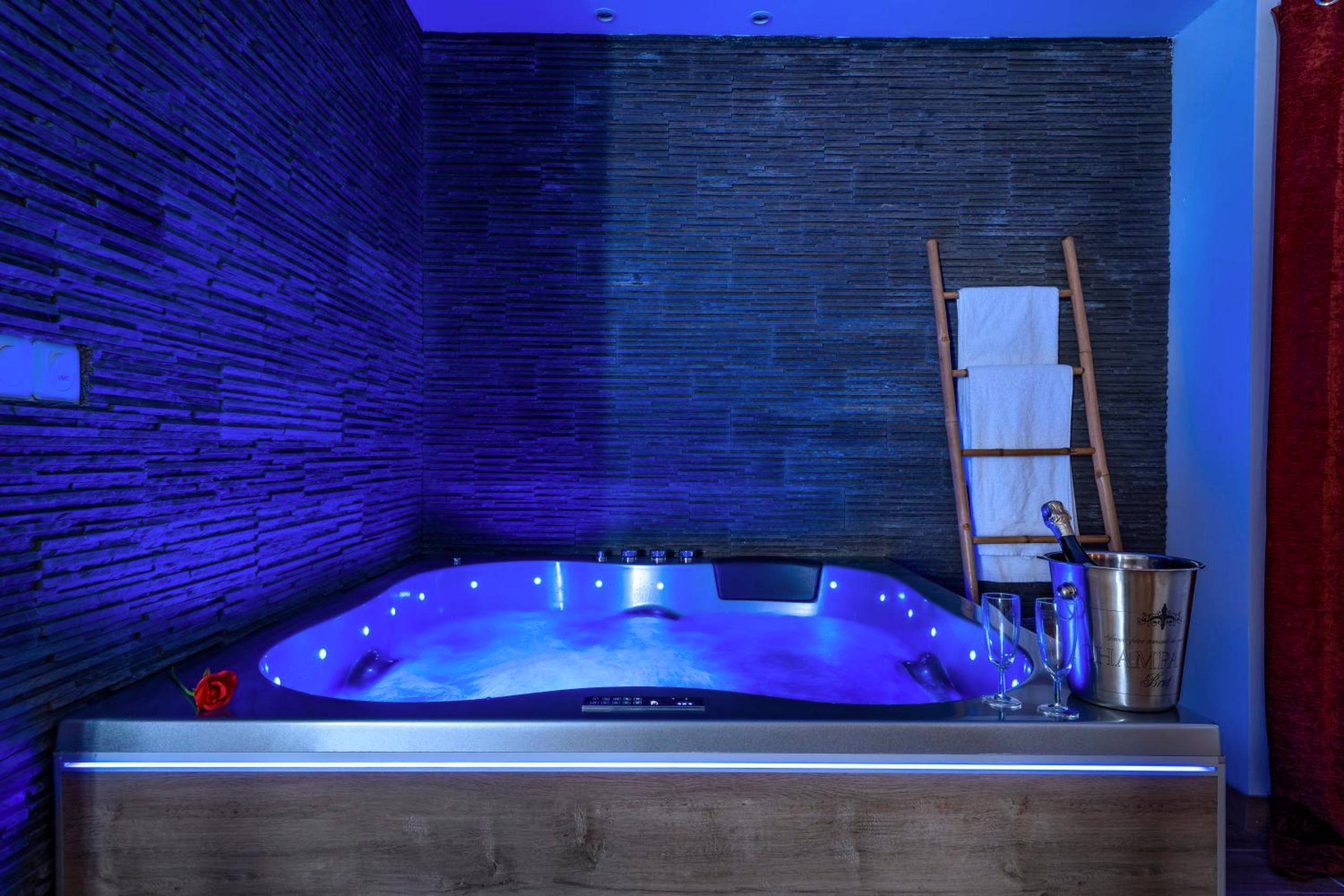 Baignoire balnéo éclairée en bleu - Loft Romantique - Spa Privatif - Loft Romantique - Spa Privatif - Spa Noctambulles