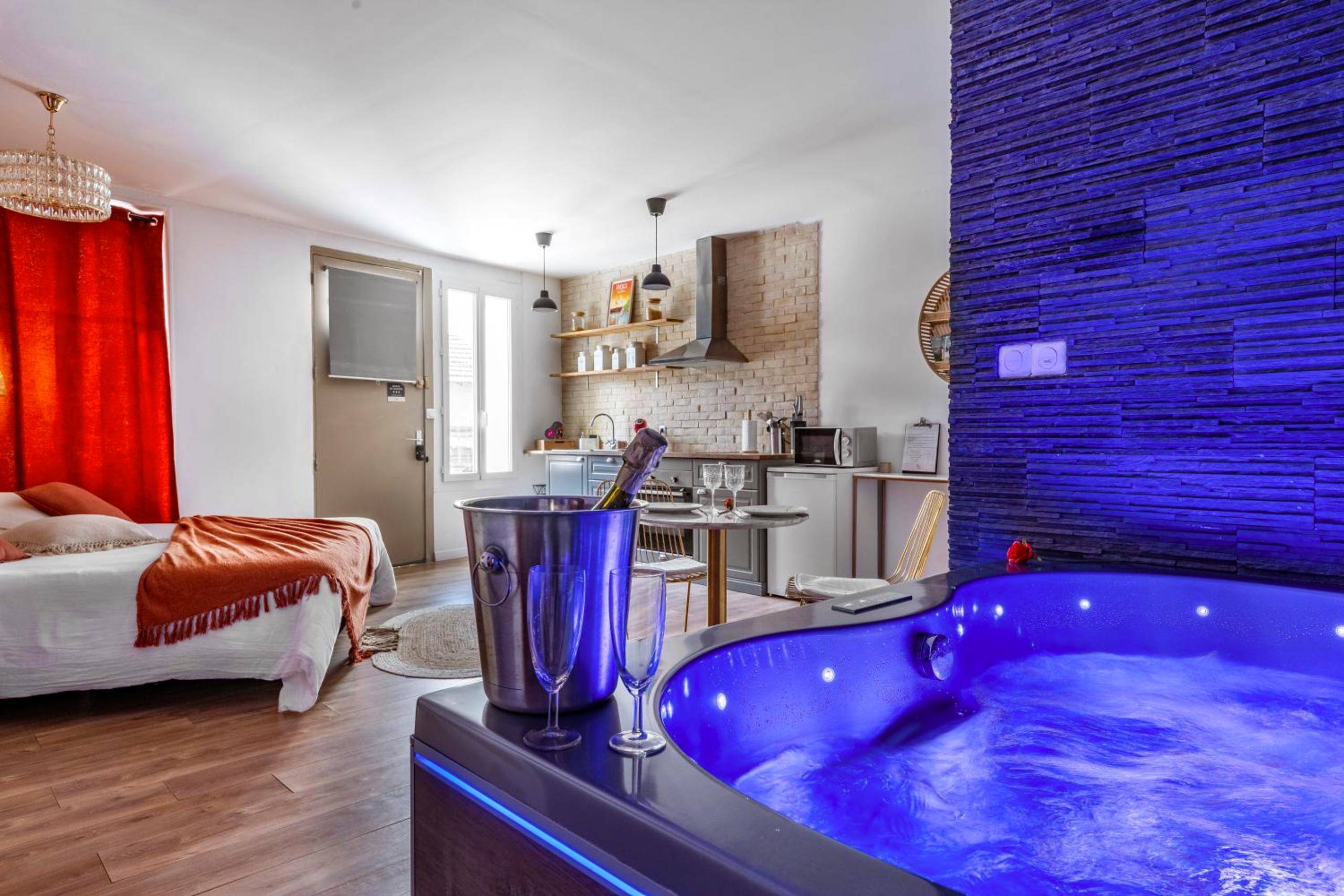 Vue d'ensemble avec spa et cuisine équipée - Loft Romantique - Spa Privatif - Loft Romantique - Spa Privatif - Spa...
