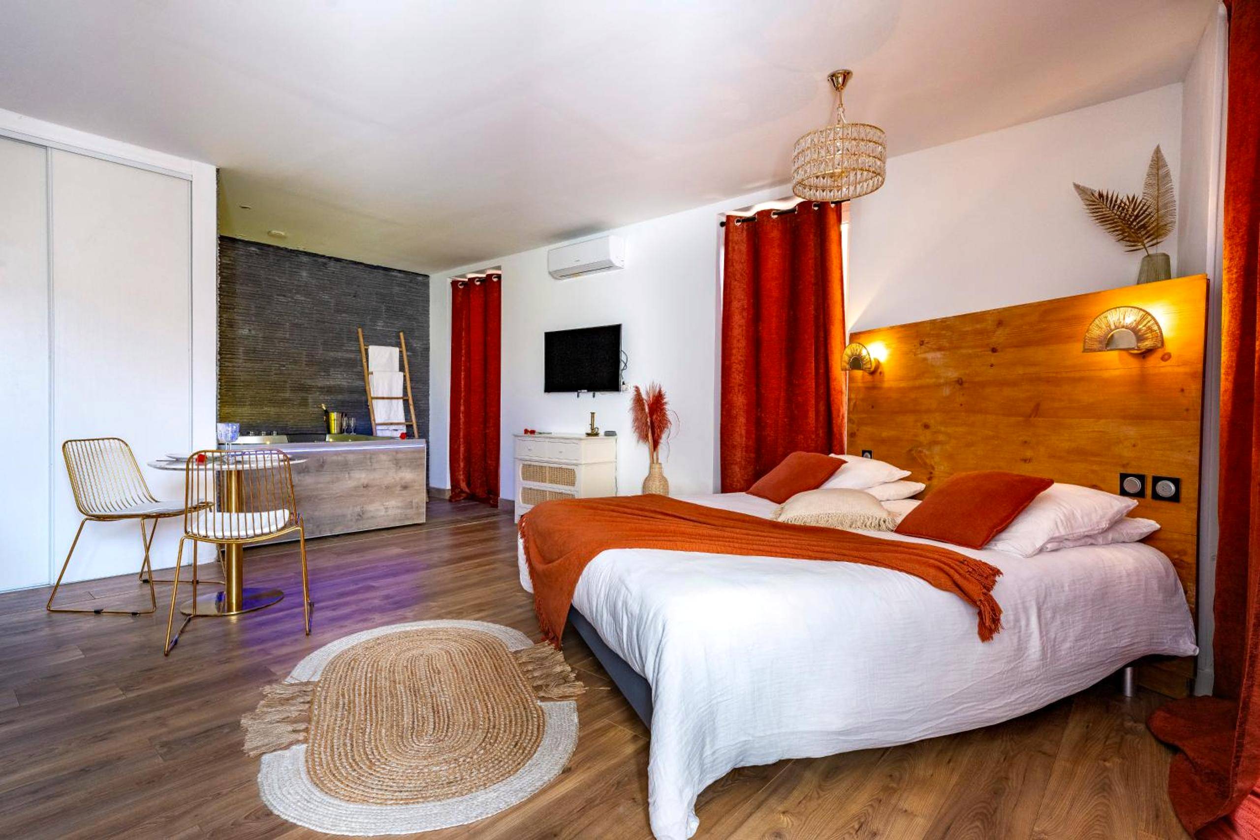 Lit king size avec tête de lit en bois - Loft Romantique - Spa Privatif - Loft Romantique - Spa Privatif - Spa Noctambulles