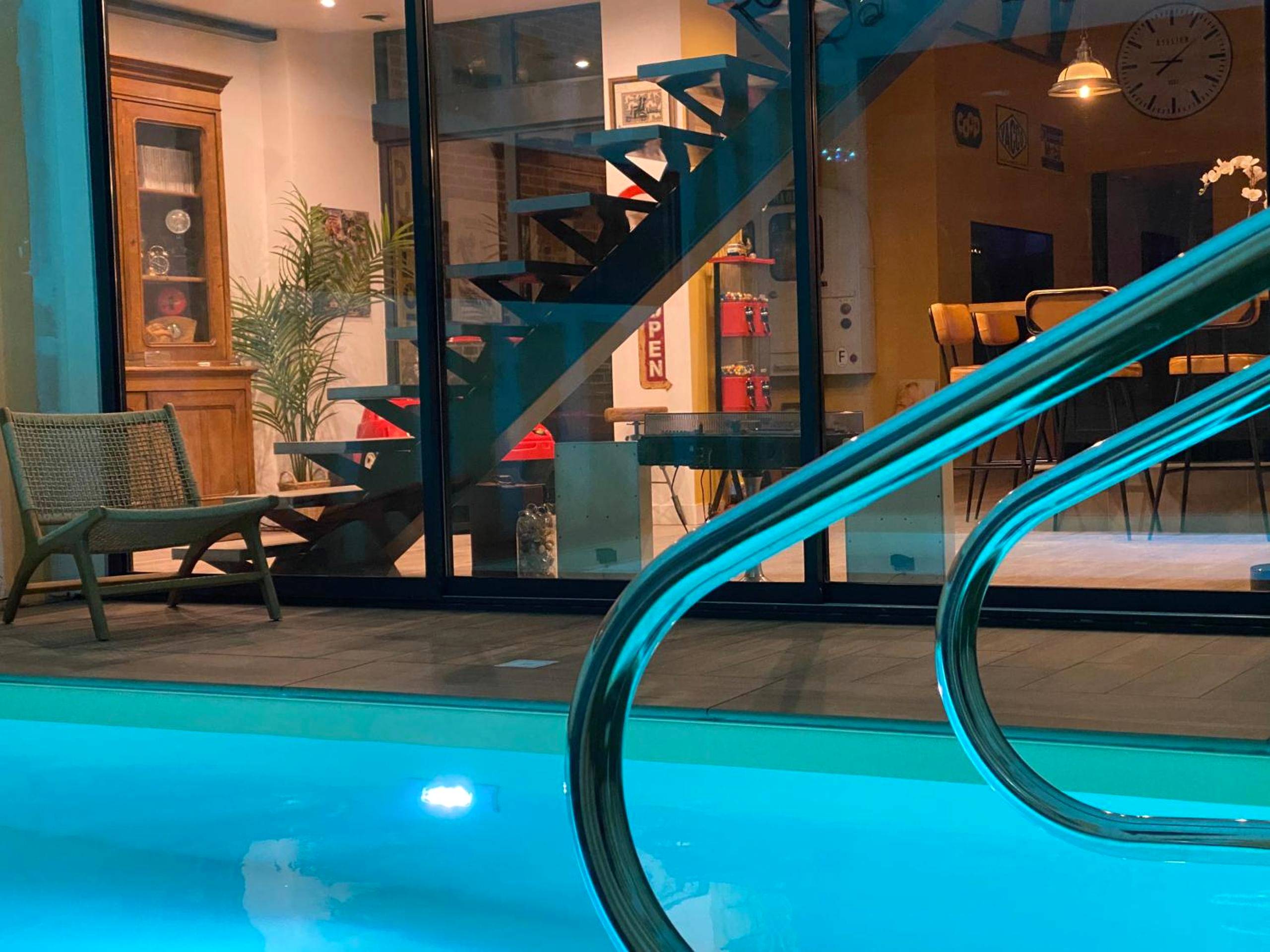 Piscine intérieure éclairée et escalier design - Love Room Reims - Loft Spa Reims - fr 250m2 privatifs, piscine...